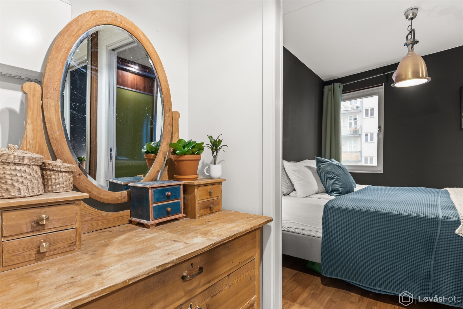 Mellom kjøkkenet og soverommet ligger en praktisk mellomgang med skyvedørsgarderobe. Dette arealet egner seg godt som hjemmekontor eller walk-in closet. Galleribilde