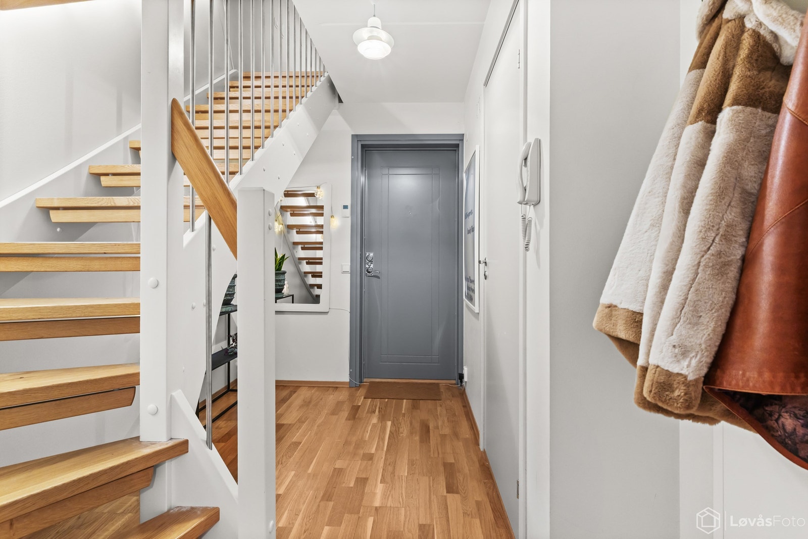 Leiligheten har en innbydende og romslig entré som gir et godt førsteinntrykk. Galleribilde