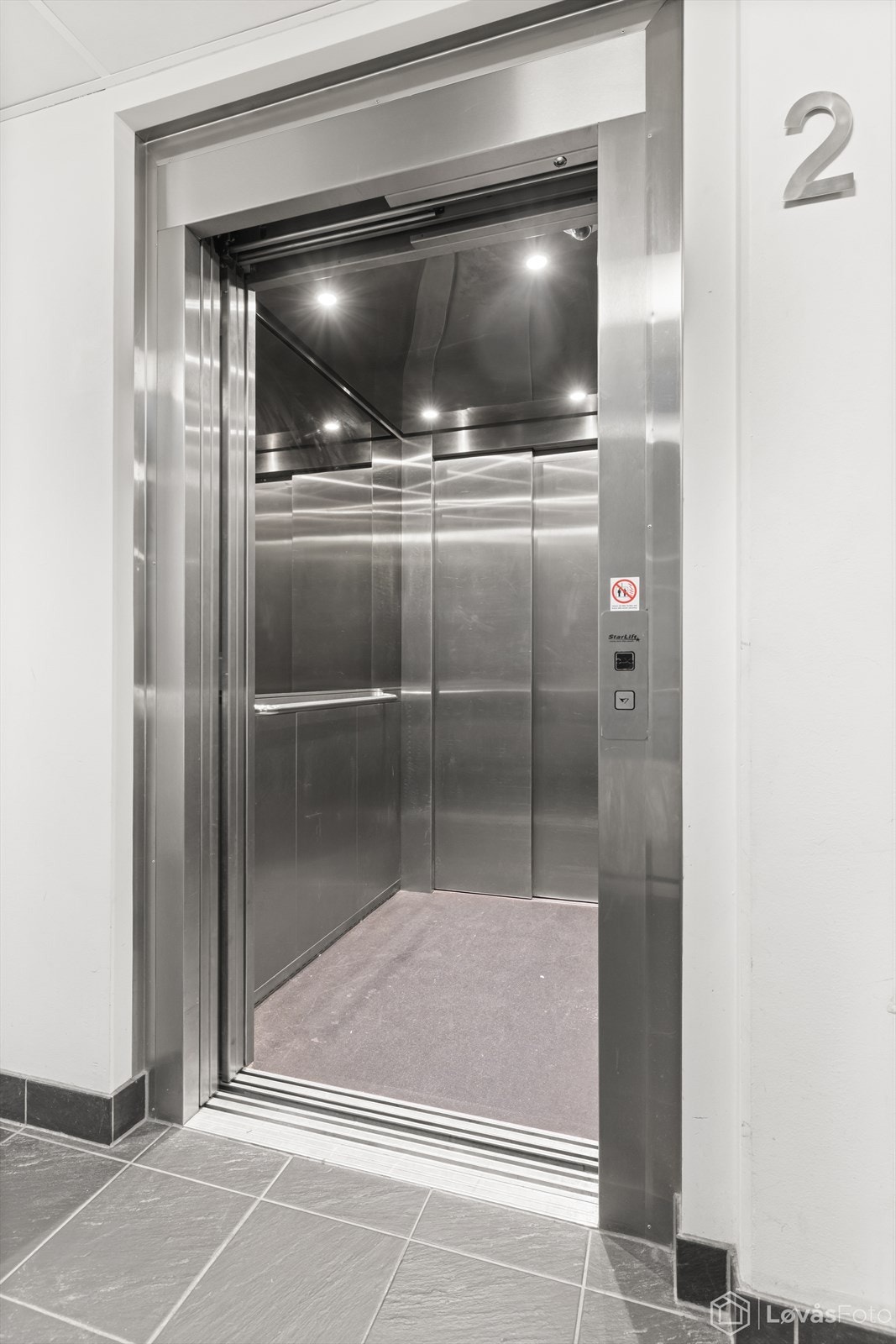 Det er heis som enkelt tar deg til byggets respektive etasjer. Galleribilde