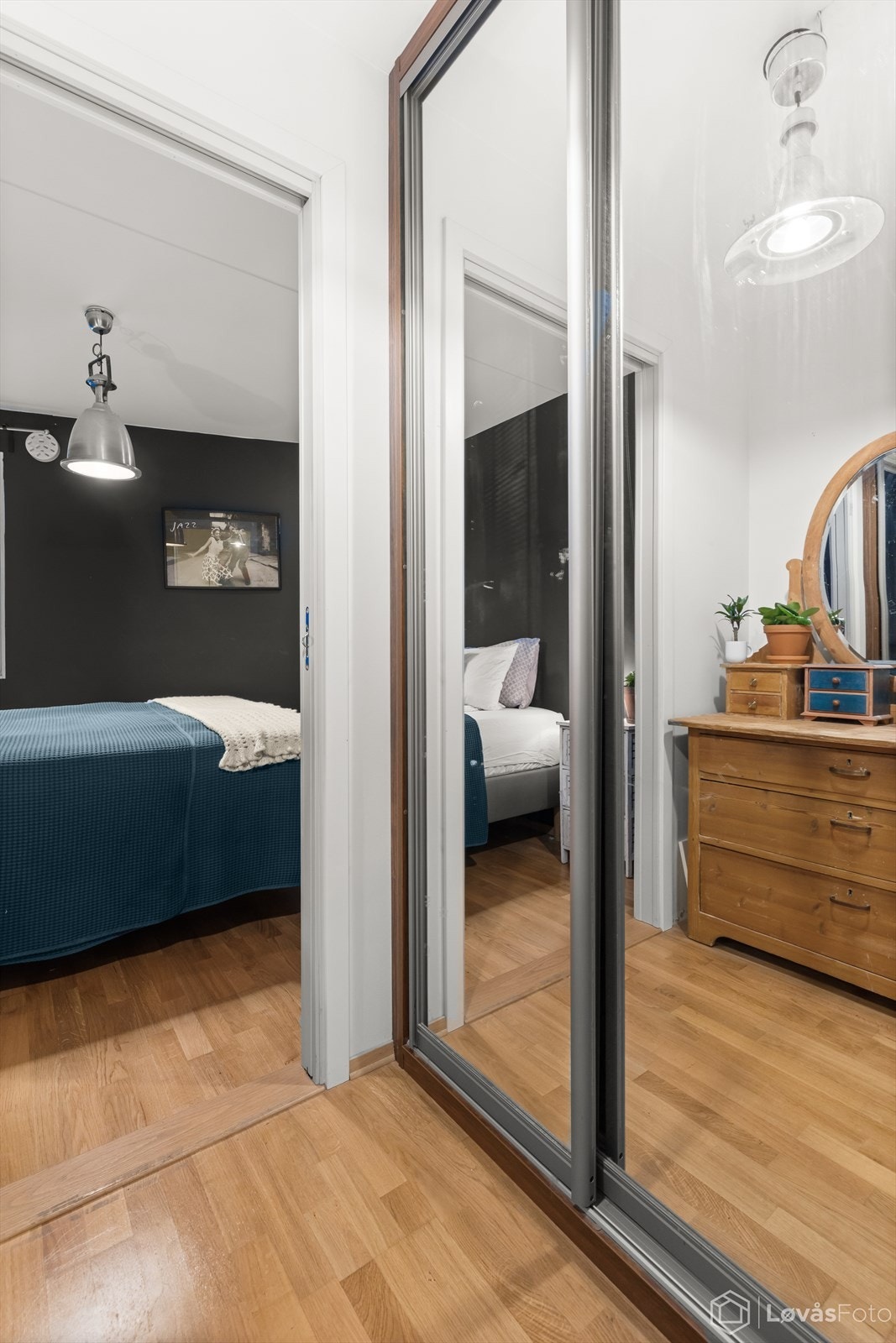 Mellomgang med skyvedørsgarderobe. Galleribilde