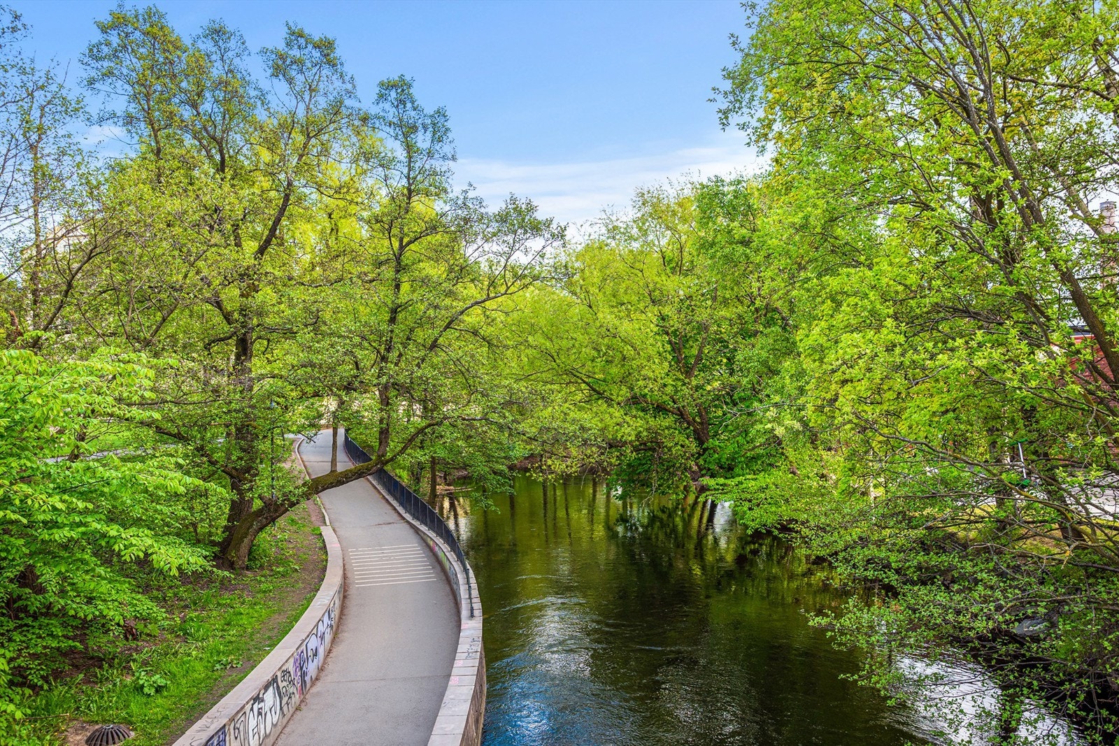 Langs elven går det en hyggelig turvei, perfekt for gå- eller løpeturer. Galleribilde