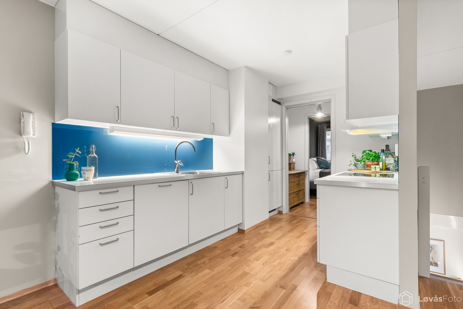 Kjøkkenet er praktisk plassert i åpen løsning mot stue og spisestue, og byr på god benke- og skapplass. Galleribilde