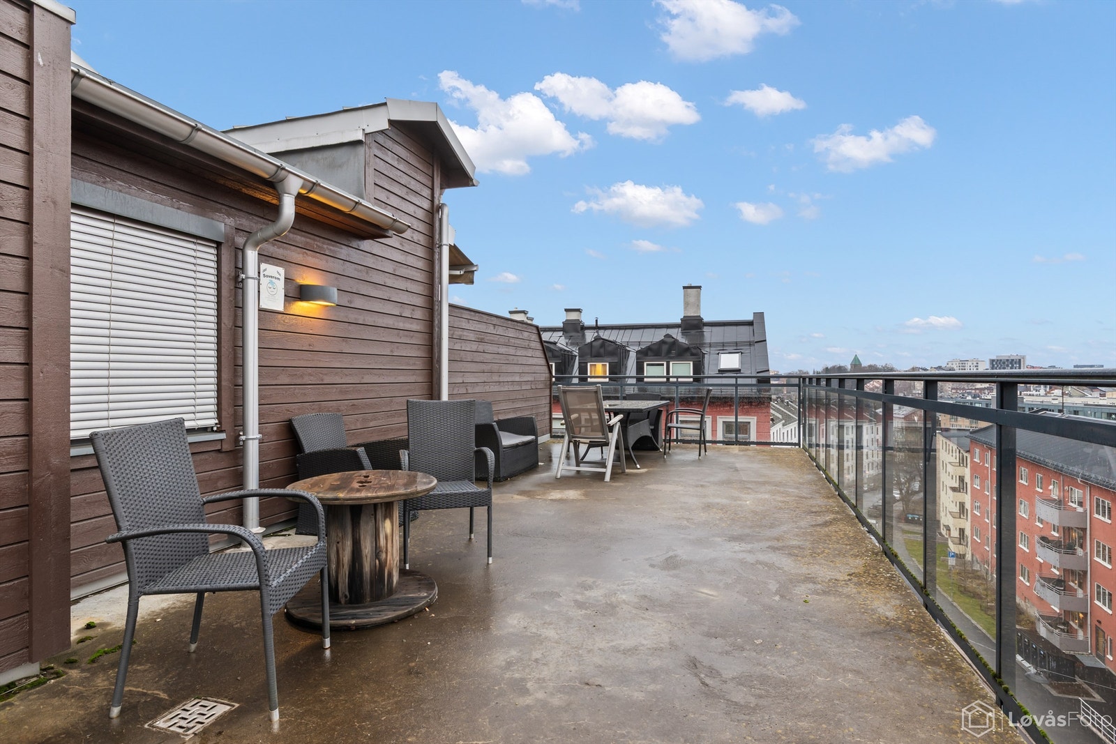 Sameiet har to felles takterrasser med sittegrupper - et populært samlingspunkt for beboerne, perfekt for solrike dager og hyggelige kvelder med utsikt over nærområdet. Galleribilde