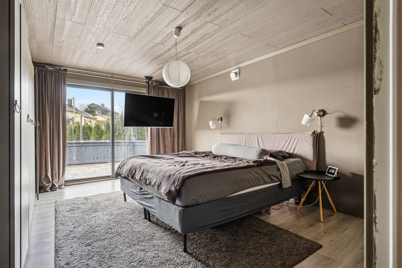 Stort hovedsoverom med plass til dobbeltseng og rikelig skapplass. Galleribilde