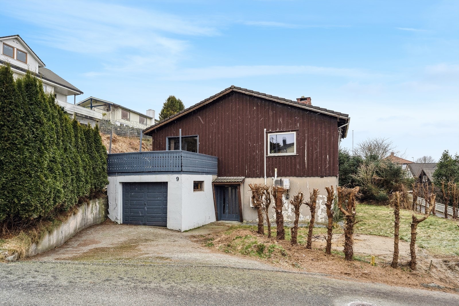 Enebolig fra 1963 innredet over to plan og 2 garasjer. Galleribilde