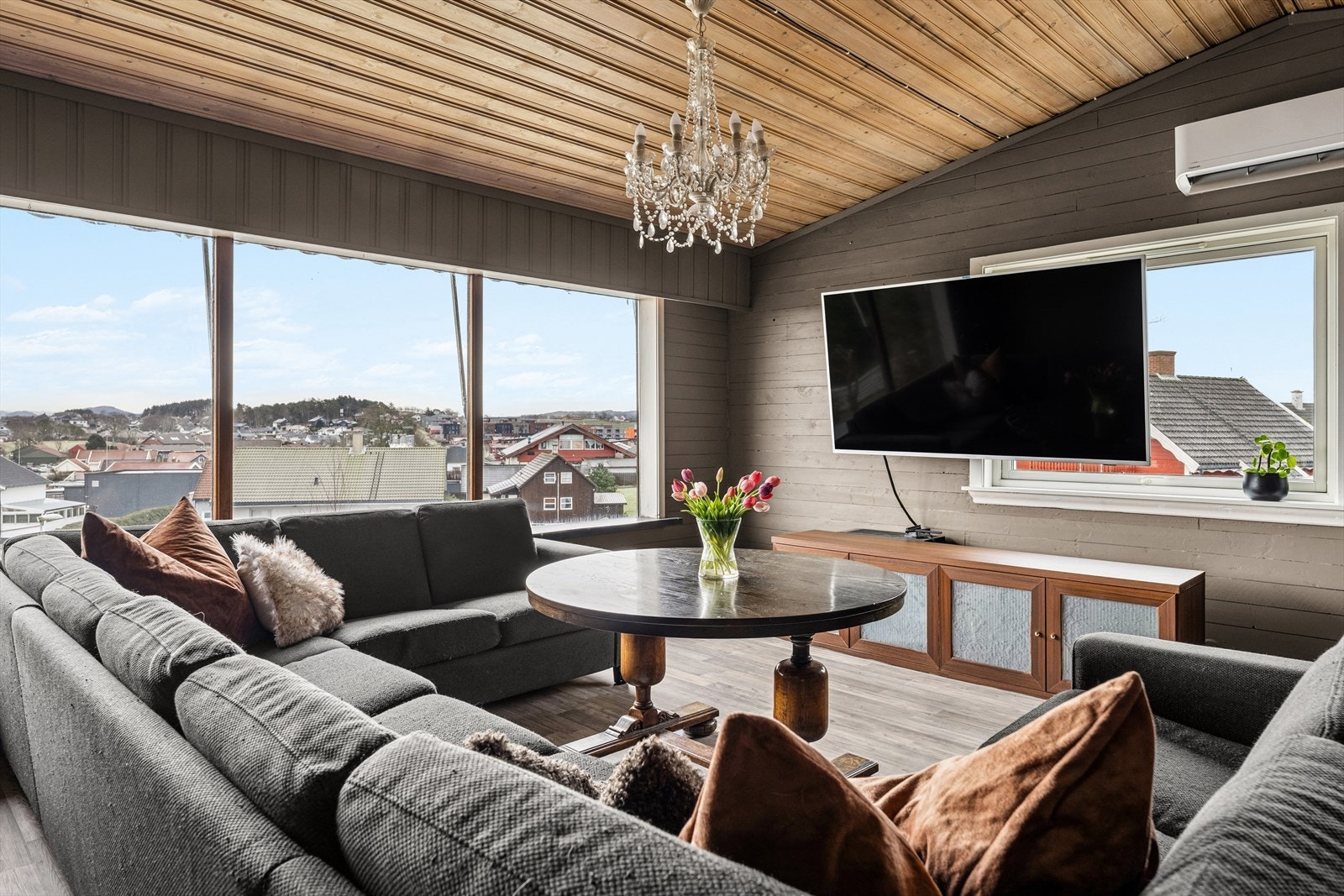 Praktisk TV-stue med god plass til møblering og komfortable løsninger. Galleribilde