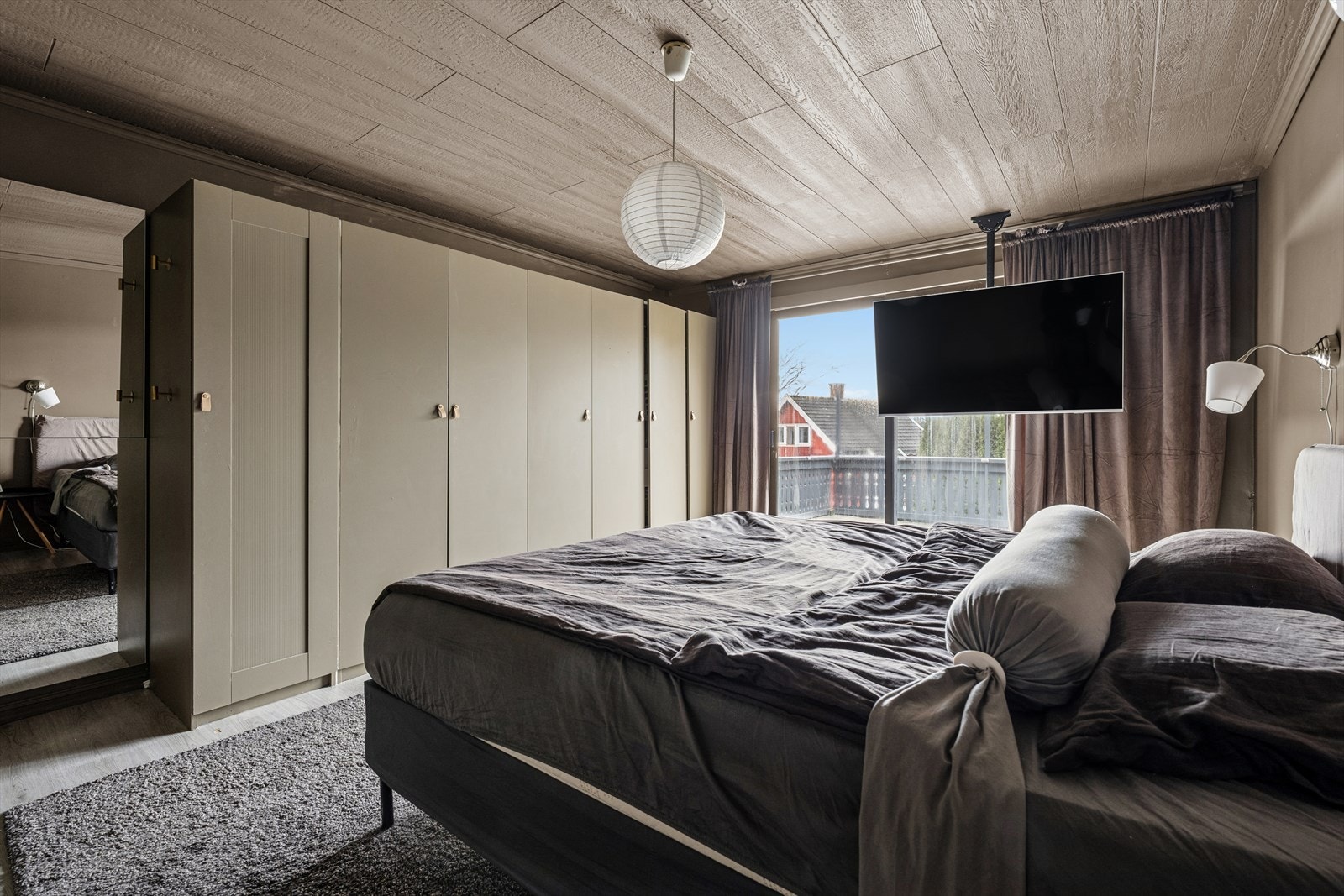 Fra soverommet har man direkte utgang til balkongen. Galleribilde