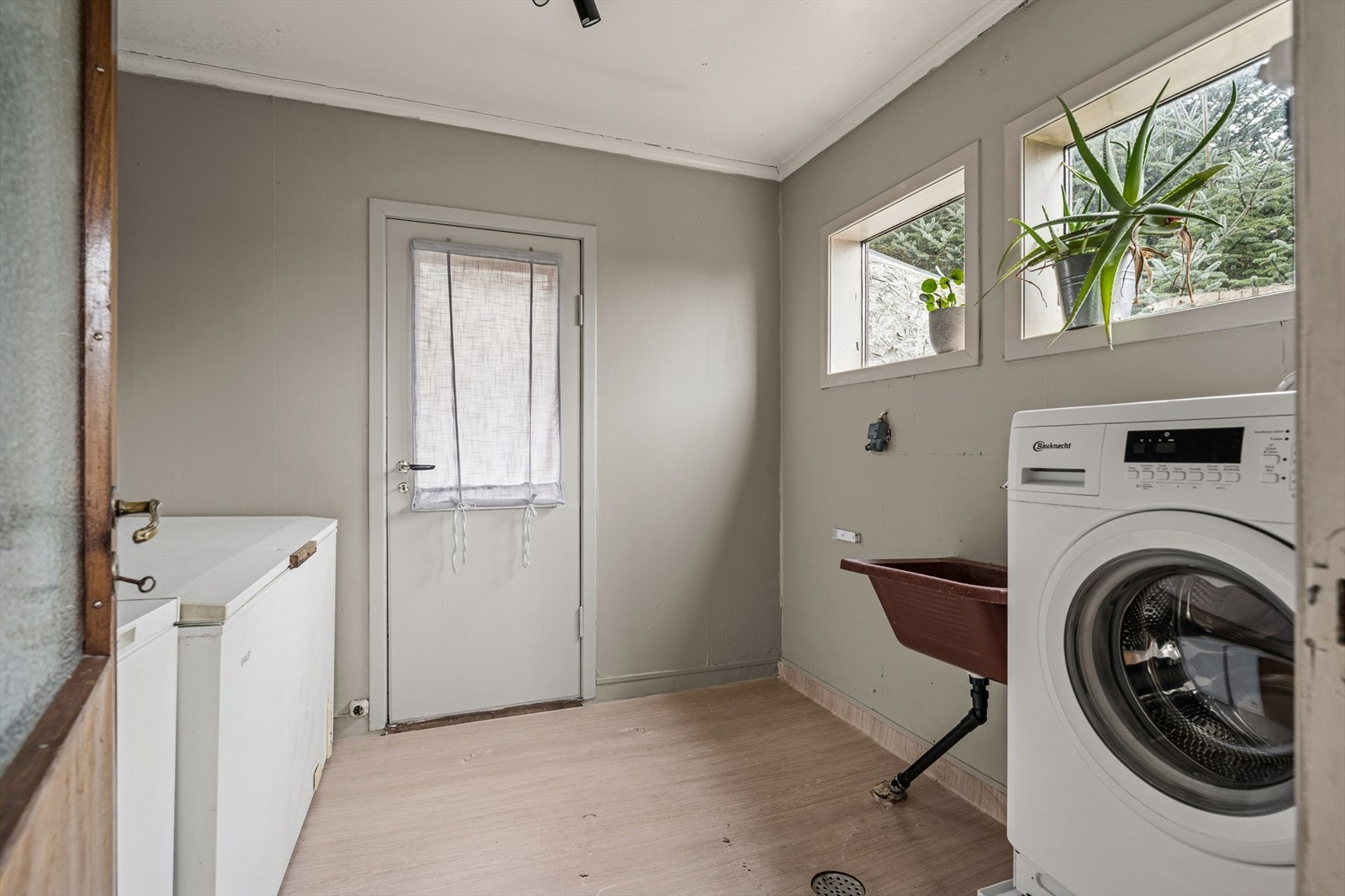Vaskerom med direkte utgang til gårdsrommet. Galleribilde