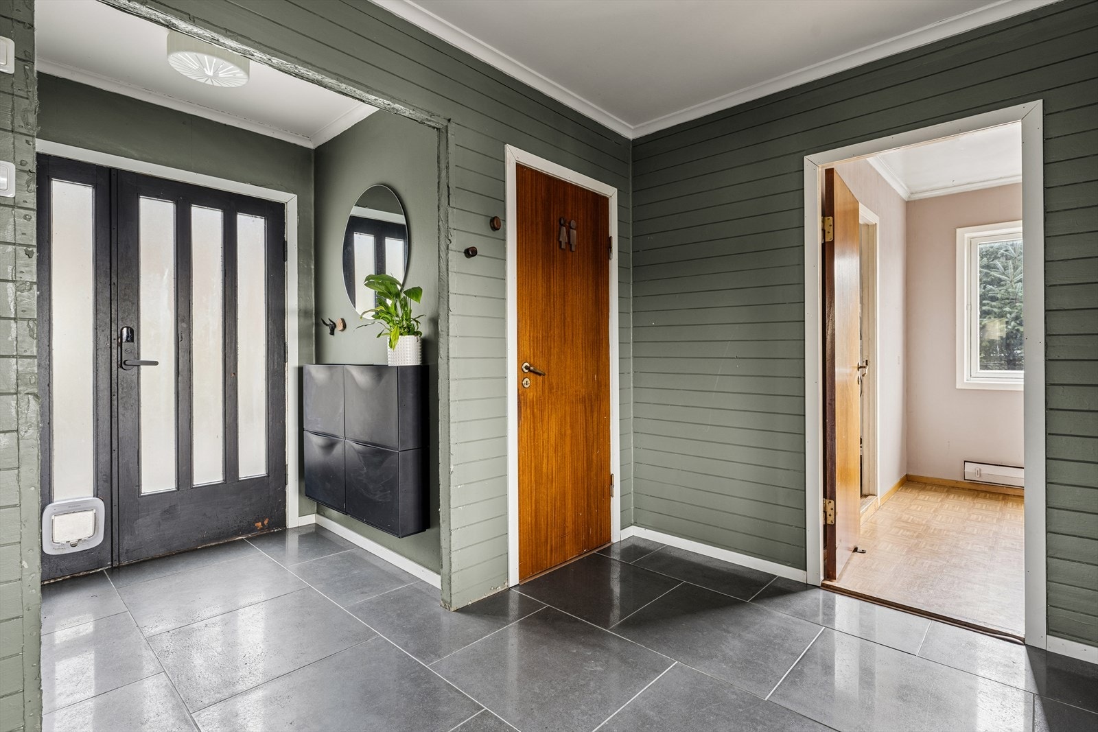 Fra gangen har man direkte inngang til stuen, kjøkkenet, WC og soverommet. Galleribilde