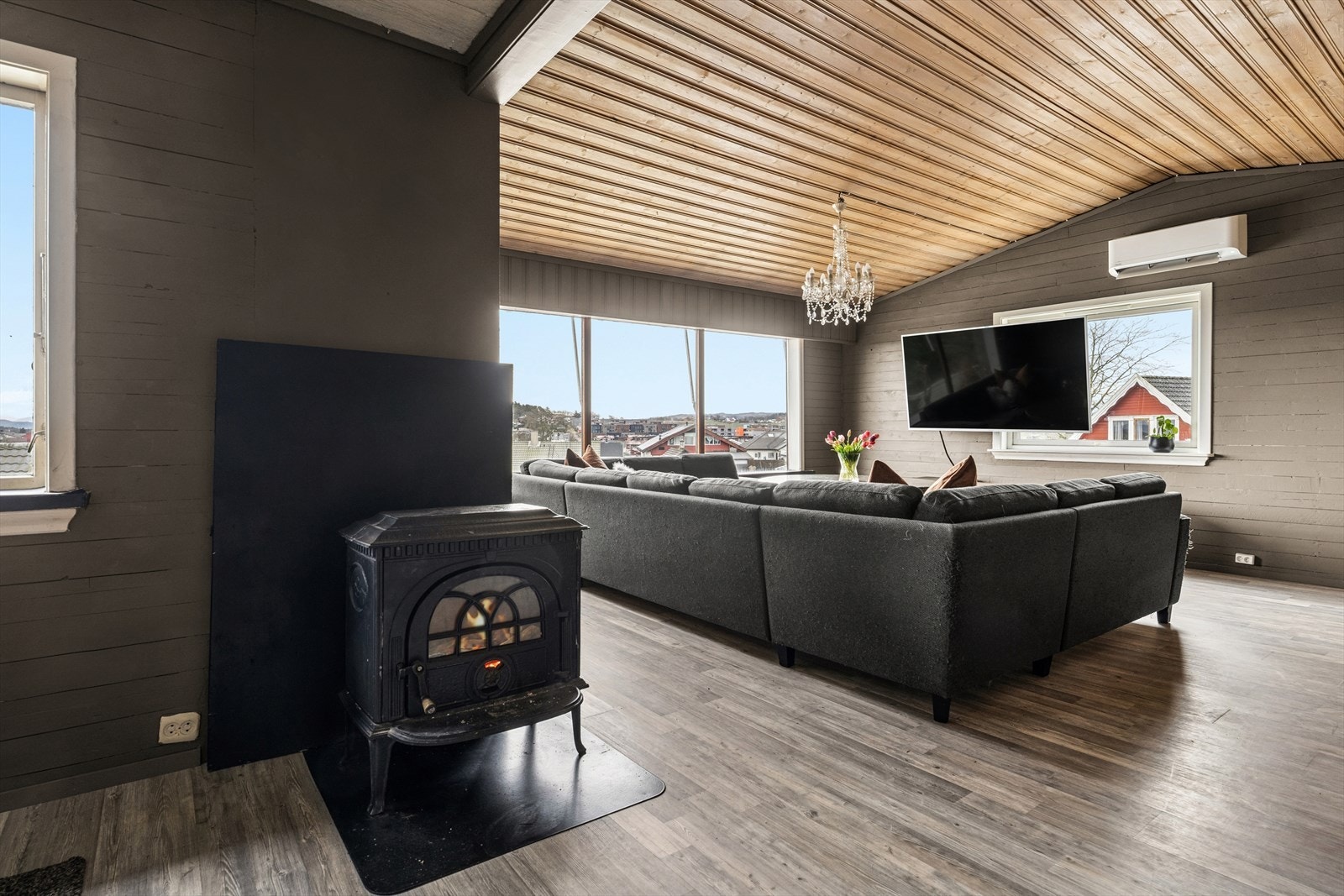 Stuen har store vinduer som slipper inn rikelig med dagslys og gir flott utsikt over nærområdet. Galleribilde