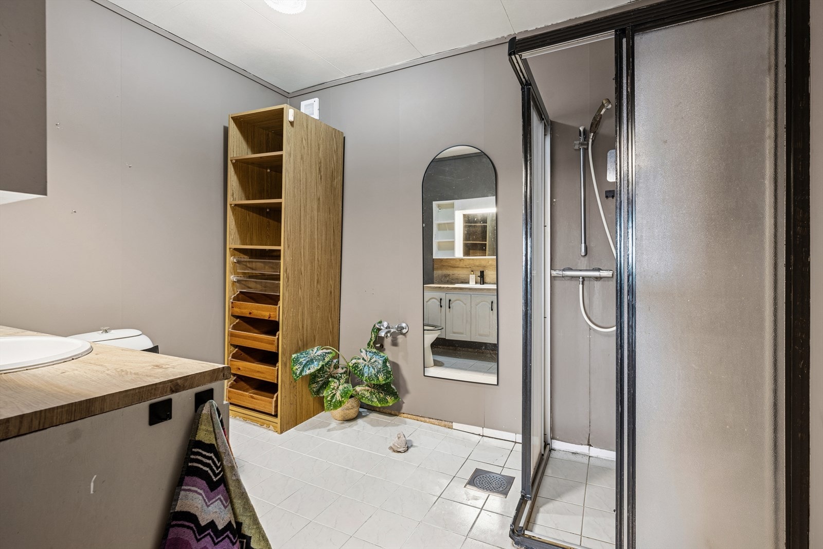 Badet i kjelleren har vegger med baderomsplater som er malt. Taket har himlingsplater, og gulvet er flislagt. Rommet er utstyrt med elektriske varmekabler. Galleribilde