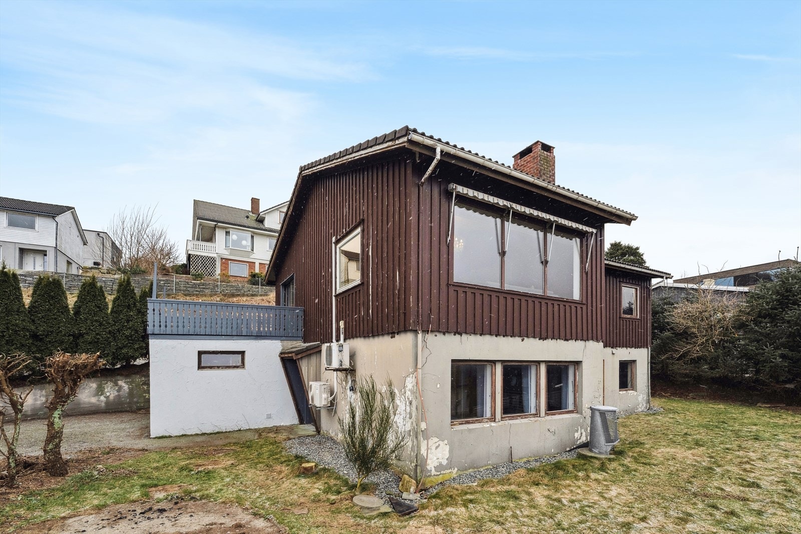 Tomten er på hele 772 m² og gir rikelig med plass til både avslapning og lek. Her kan både store og små boltre seg. Galleribilde