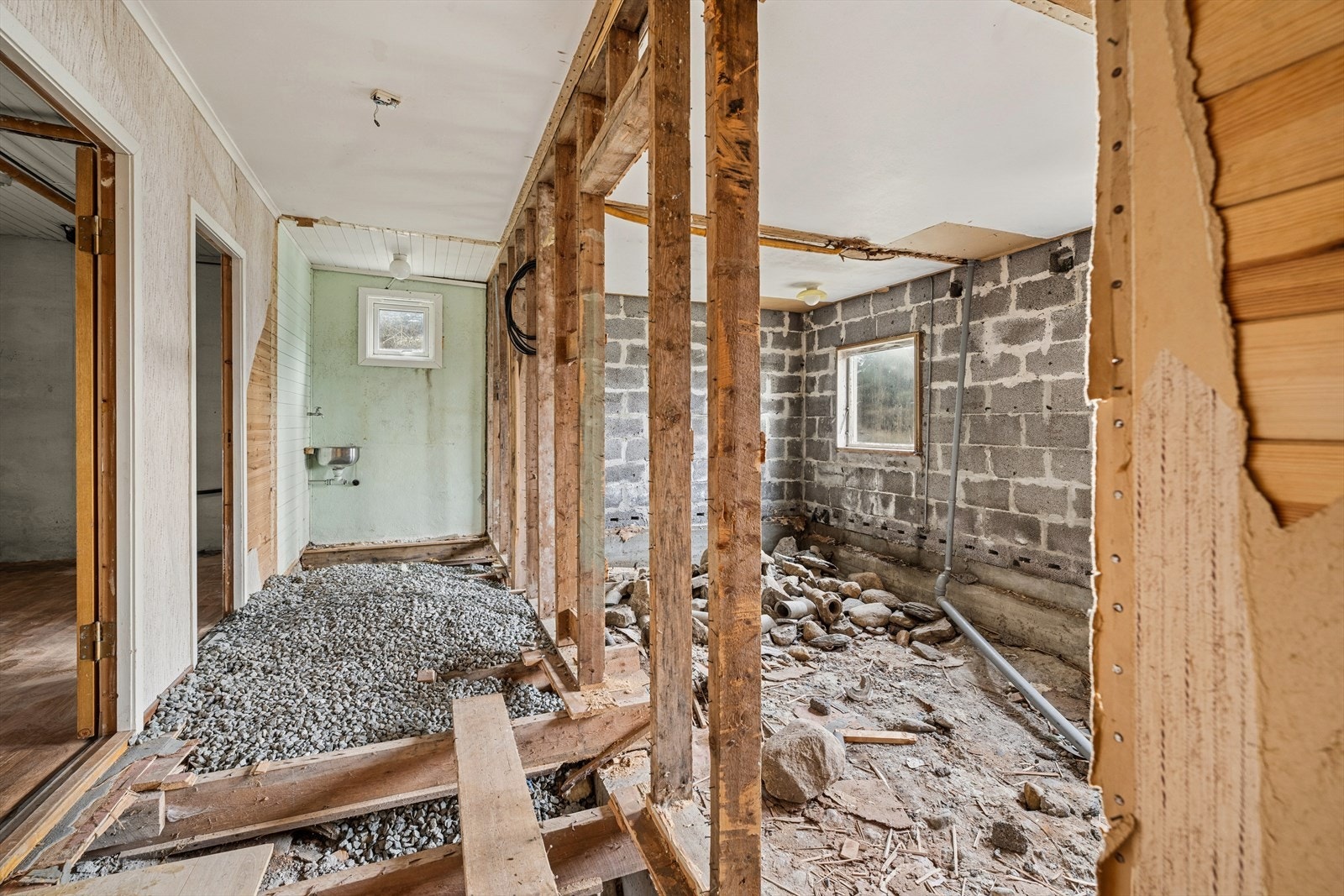 I dette rommet har det tidligere vært tre soverom og en gang. De godkjente tegningene viser også at det skal være tre soverom og en gang her. Rommet er revet på grunn av fukt og råteskader. Galleribilde