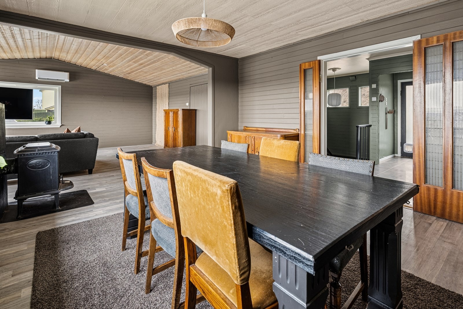 Her kan man samle familie og venner rundt bordet, med peis som skaper hygge og varmepumpe som gir behagelig temperatur året rundt. Galleribilde