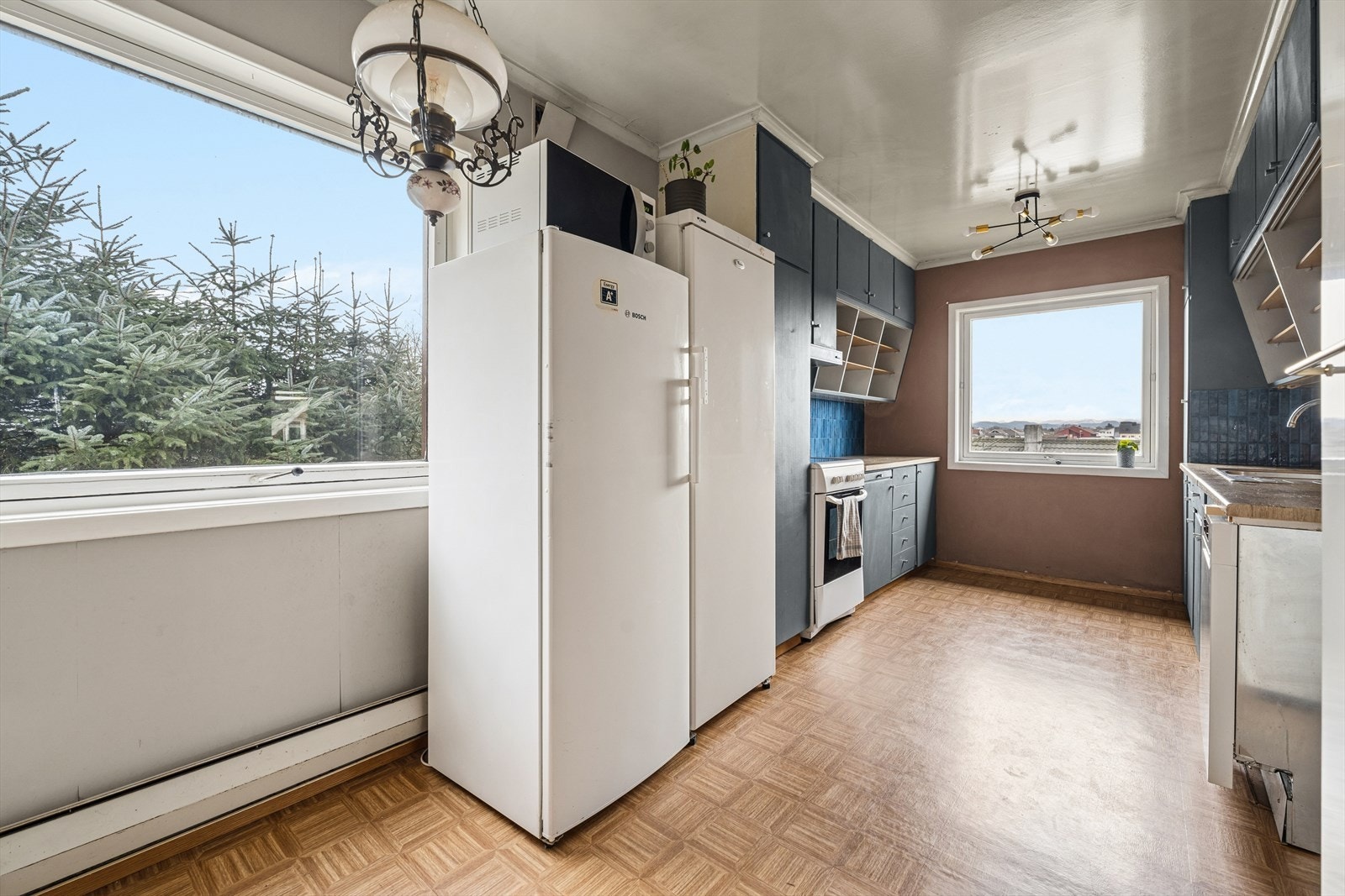 Her får du et kjøkken med god plass til matlaging, samt to vinduer som gir godt med lys. Galleribilde