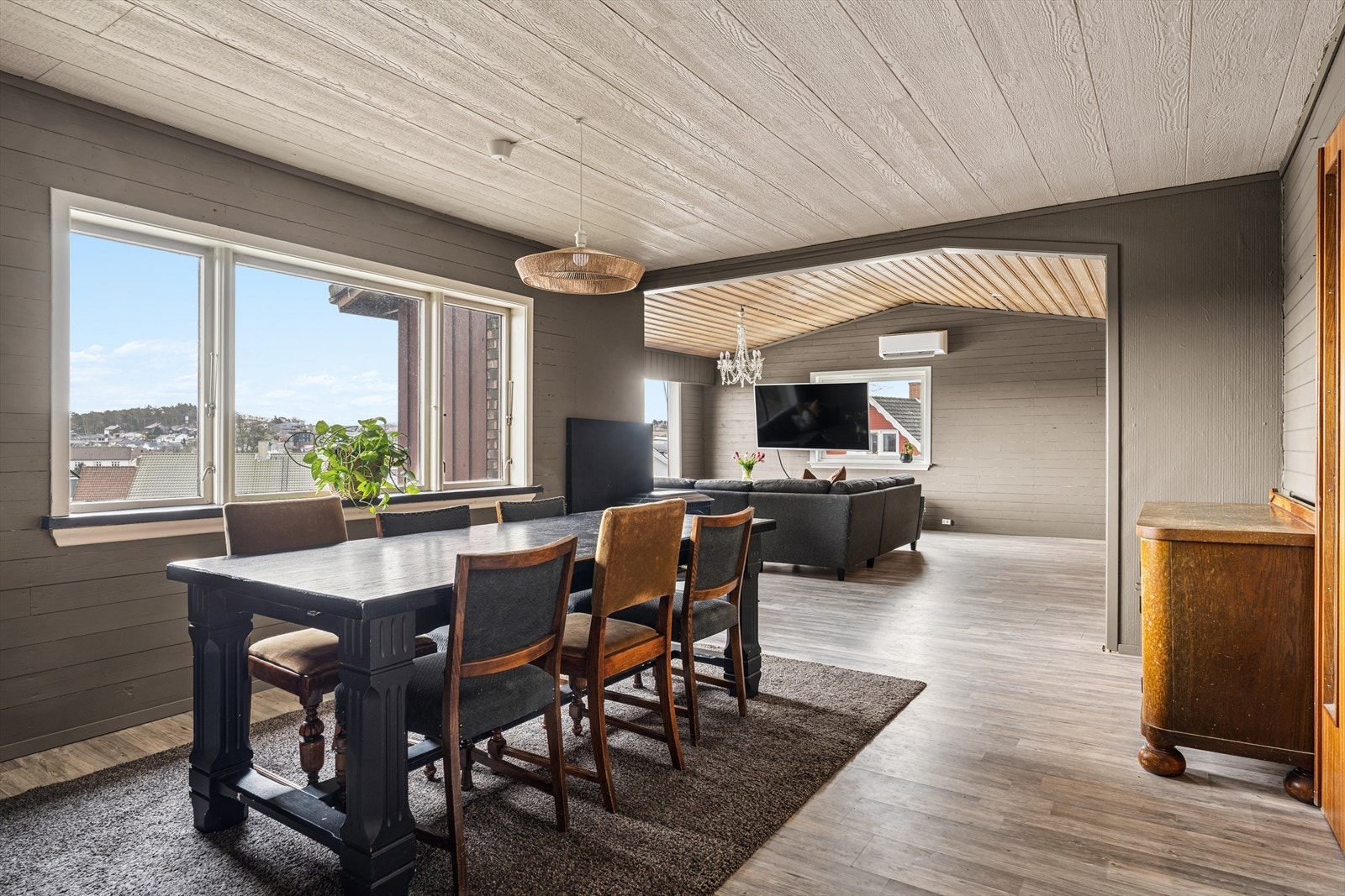 Stuen er av god størrelse og har en åpen løsning med spiseplass og sofakrok, noe som gir god romfølelse og fleksibel møblering. Galleribilde