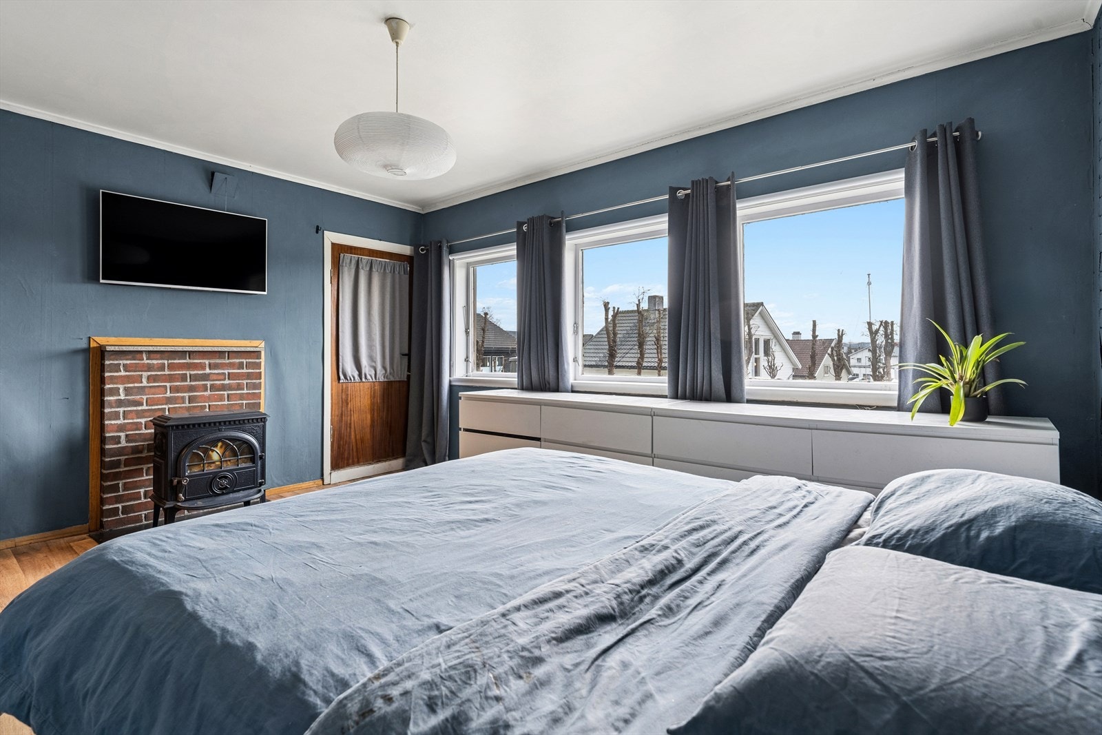 Soverommet i kjelleren er romslig og har egen peis. Galleribilde