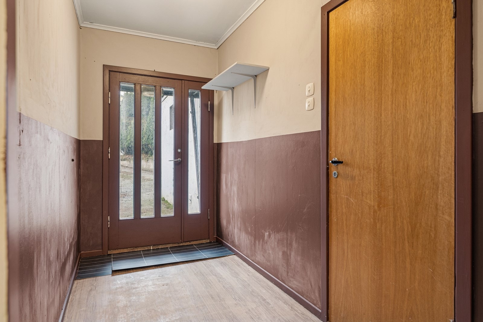 Kjelleren har egen inngang ved siden av garasjen. Galleribilde