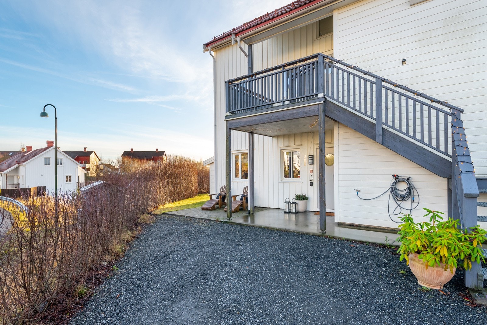 Leiligheten har parkering på felles tomt. Det er beregnet to plasser per leilighet. Galleribilde