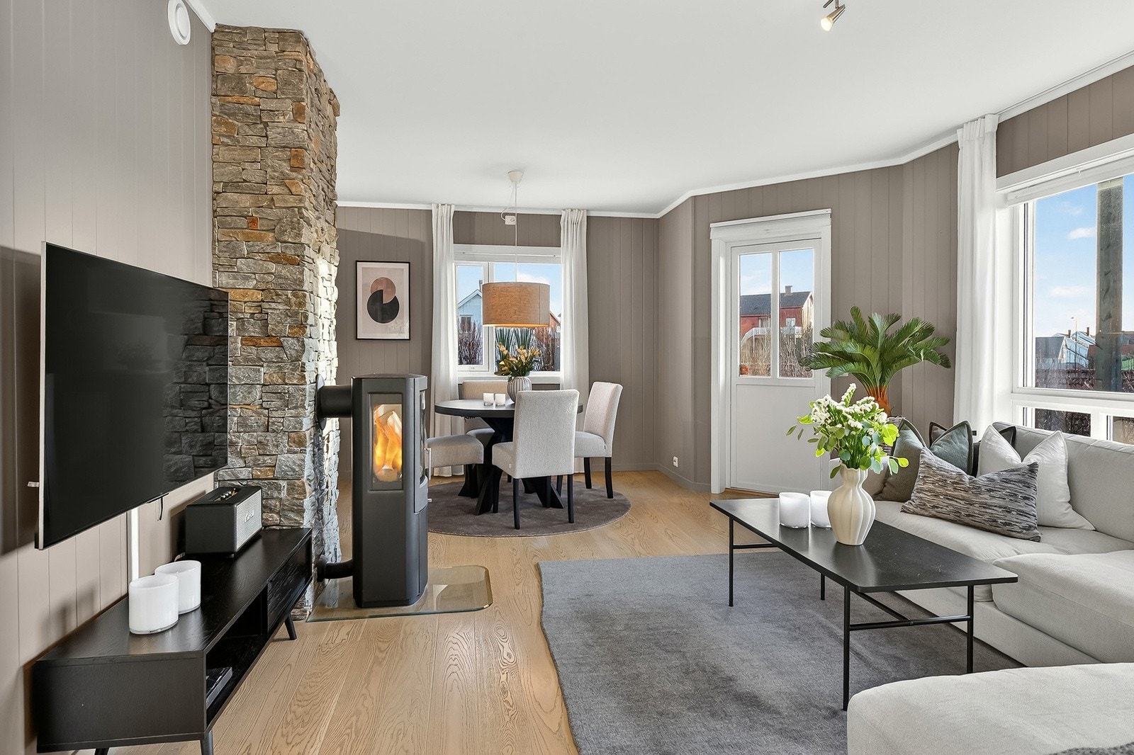 Vedovon med steinlagt pipe. Galleribilde