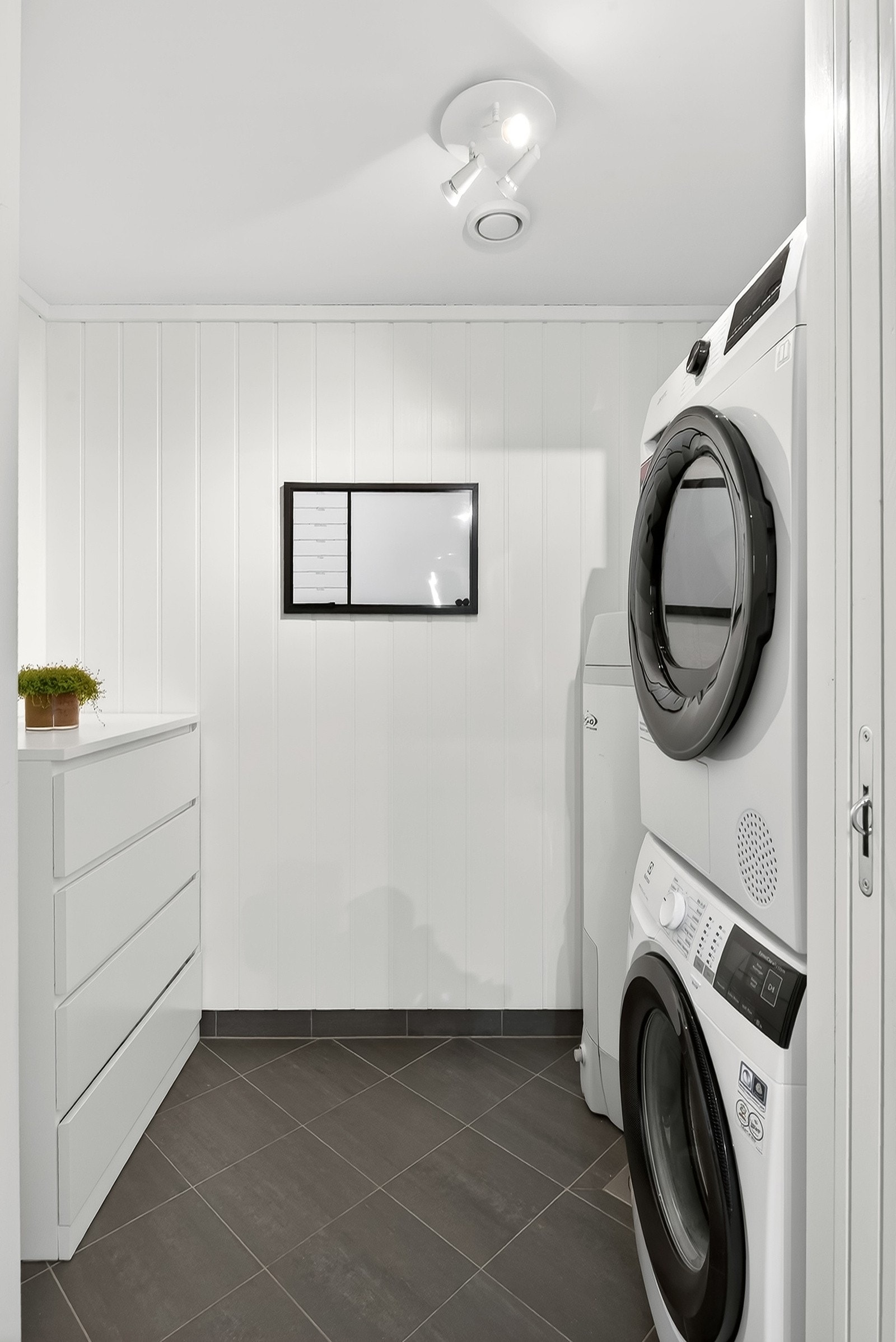 Eget vaskerom som er praktisk adskilt med skyvedører fra badet. Galleribilde