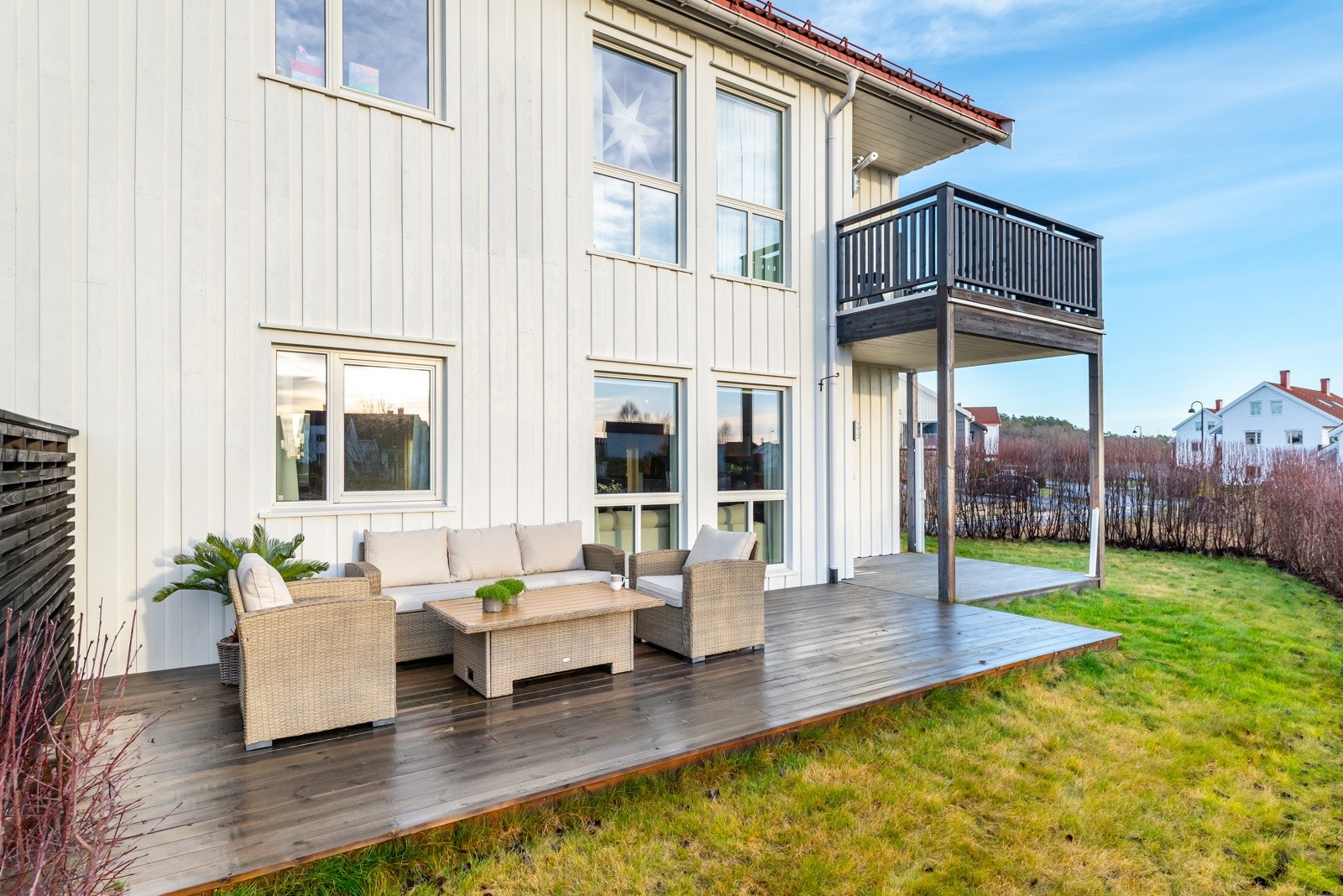 Solrik og stor uteplass med plass til sittegrupper. Galleribilde