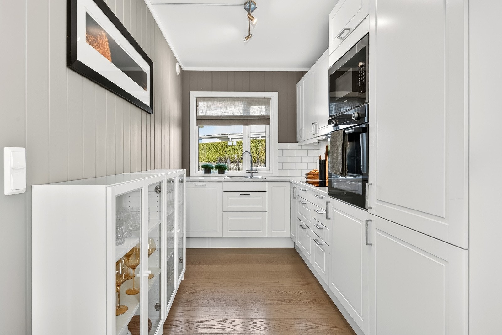 Pent kjøkken fra Sigdal med integrerte hvitevarer. Galleribilde