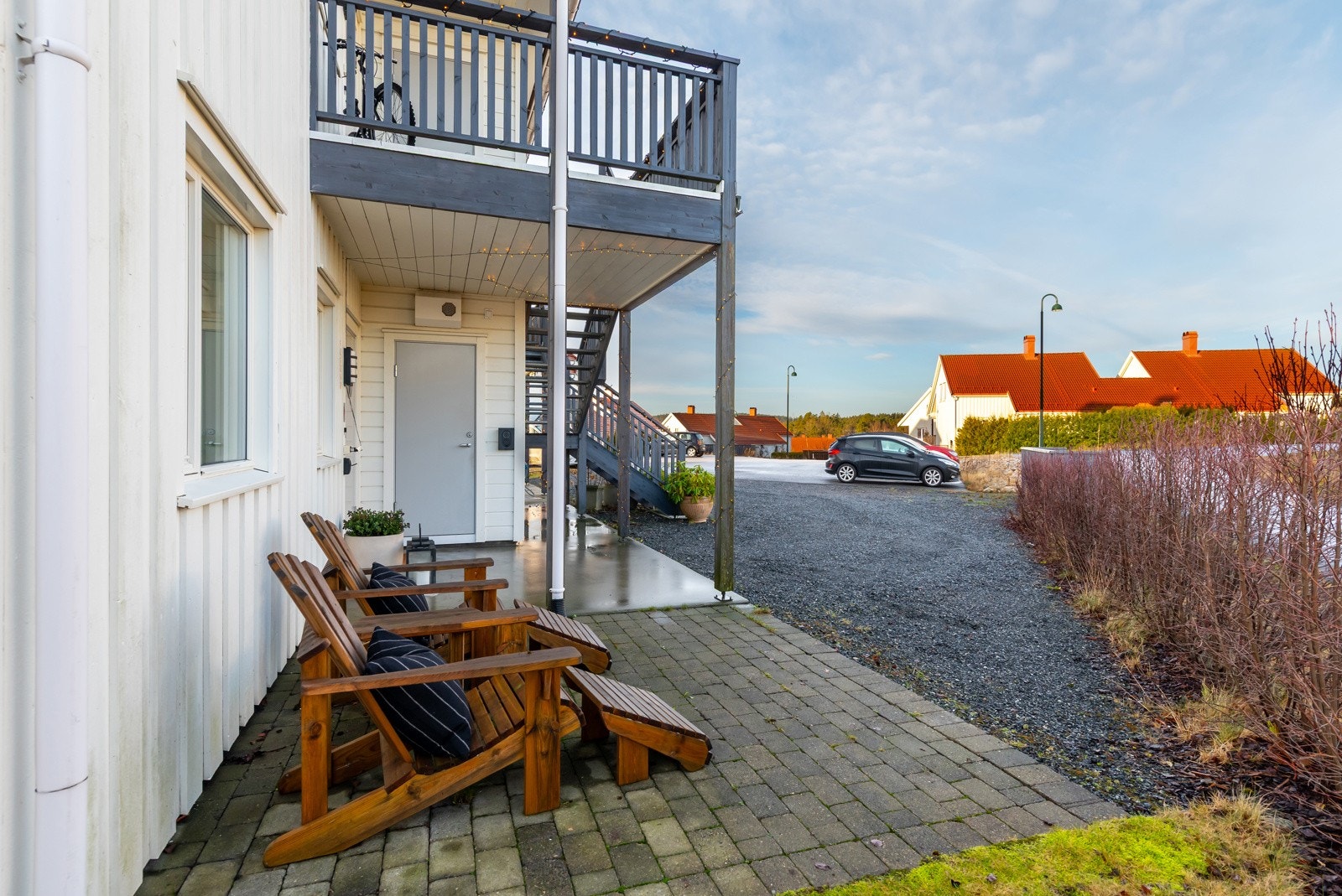 Montert elbil-lader. Totalt to tilhørende utvendige boder. Galleribilde