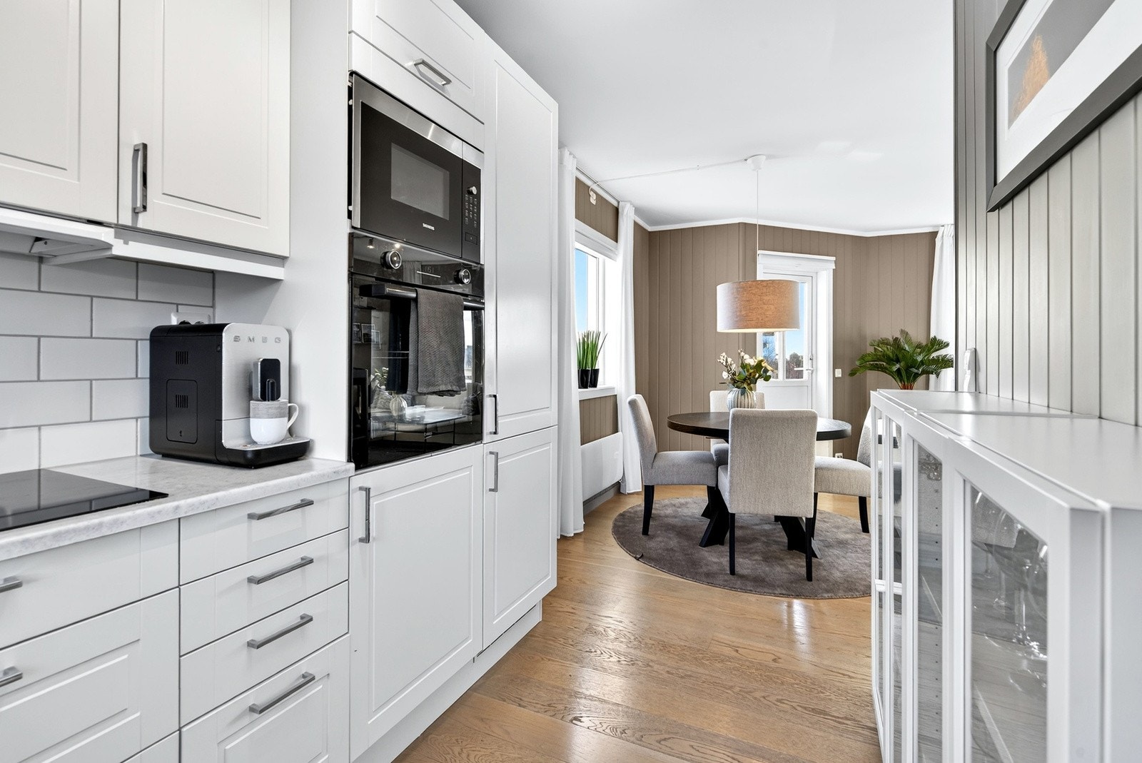 Kjøkkenet er godt utnyttet med mye skap- og benkeplass. Galleribilde