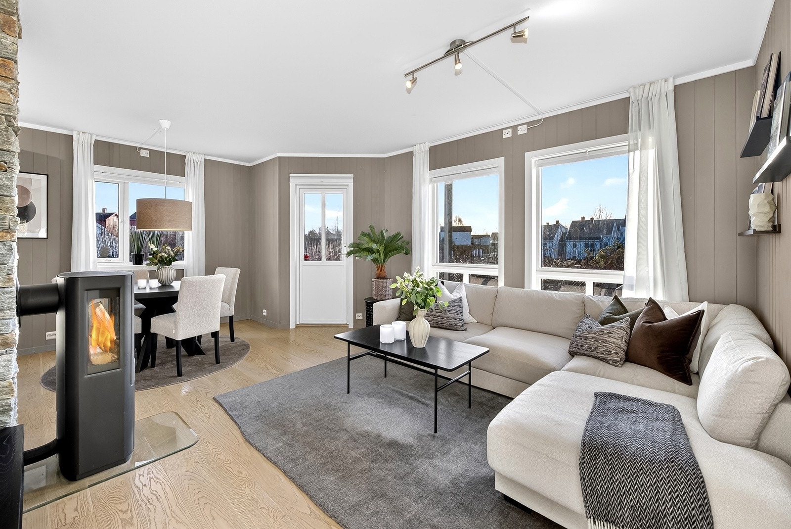 Leiligheten er malt i moderne farger, har en lekker 1 stavs eikeparkett og fremstår som en innflytningsklar leilgihet. Galleribilde