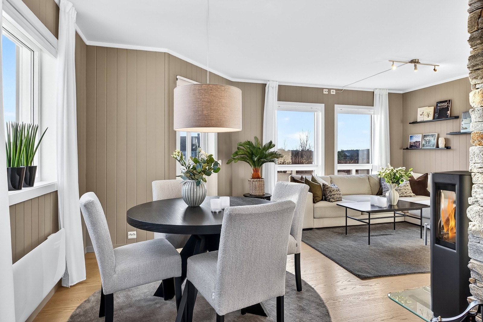 Utgang til den fine uteplassen er naturlig plasser i stua. Galleribilde