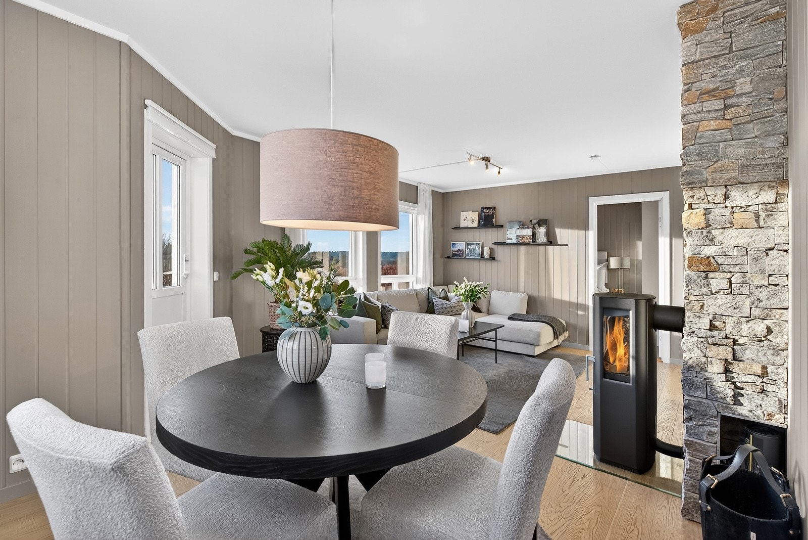 Spisestua fungerer som et naturlig skille mellom stua og kjøkkenet. Galleribilde