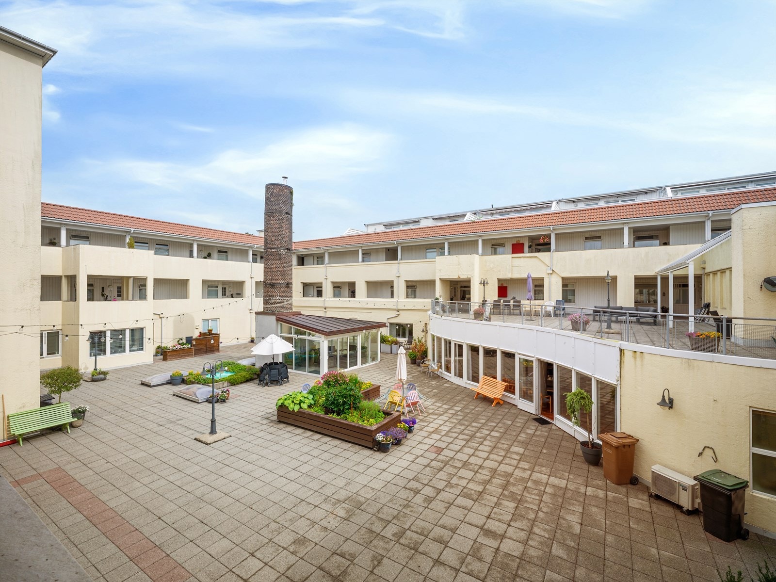 For øvrig store uteområderterrasser i fellesområdetatriumet til Huset vårt - i tillegg koselig utestue..jpg Galleribilde