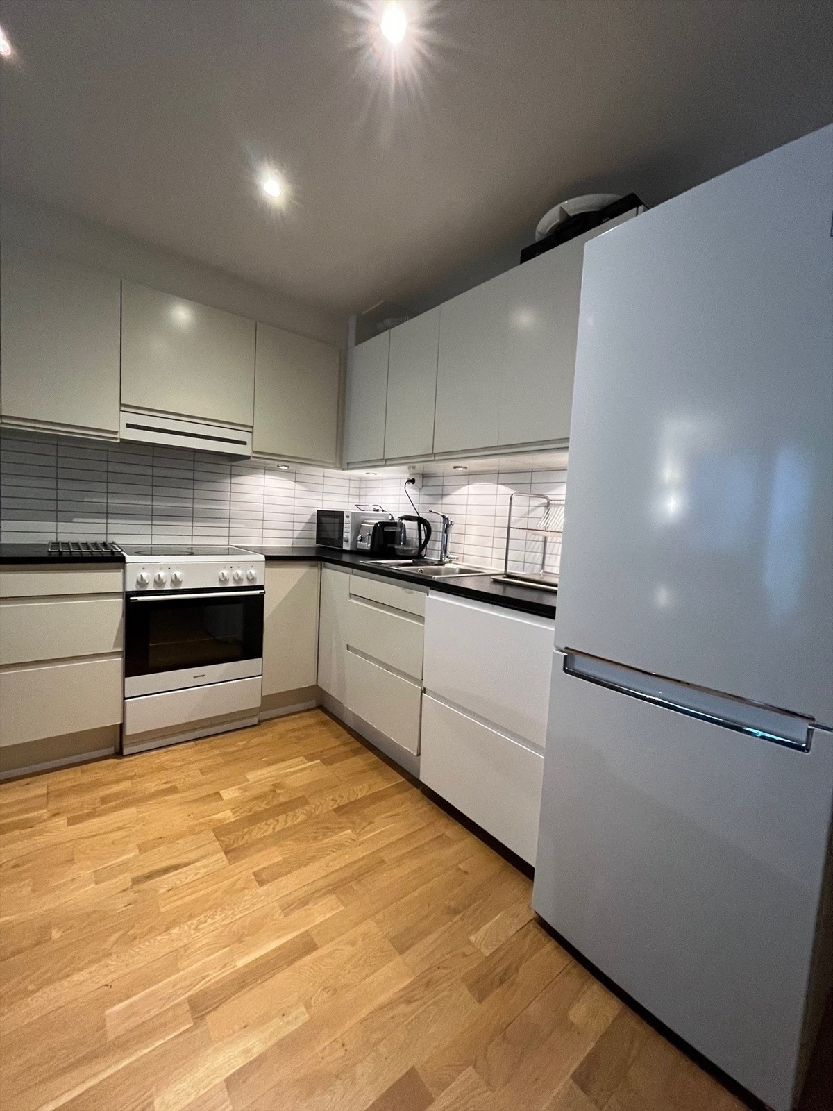 Kjøkken med hvitevarer. Galleribilde