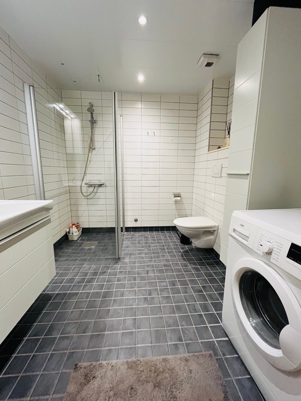 Pent flislagt baderom. Opplegg vaskemaskin. Galleribilde