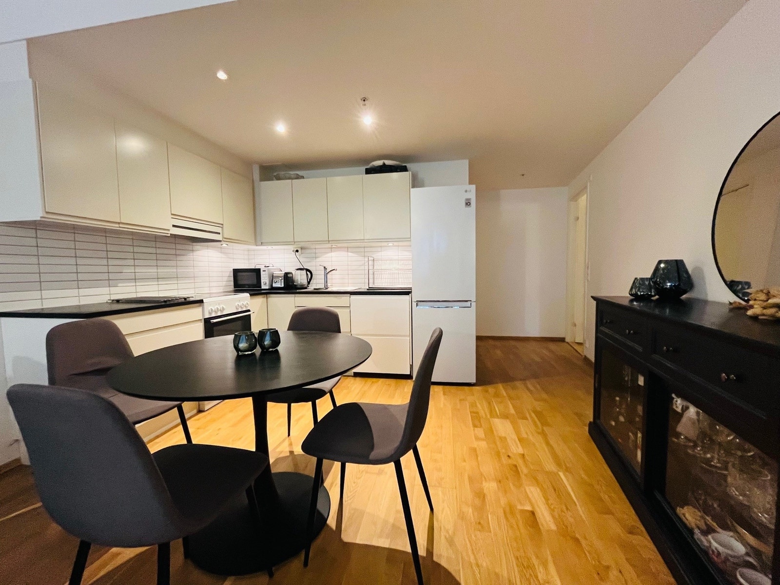 Leiligheten har plass til både sofadel og spiseplass. Galleribilde