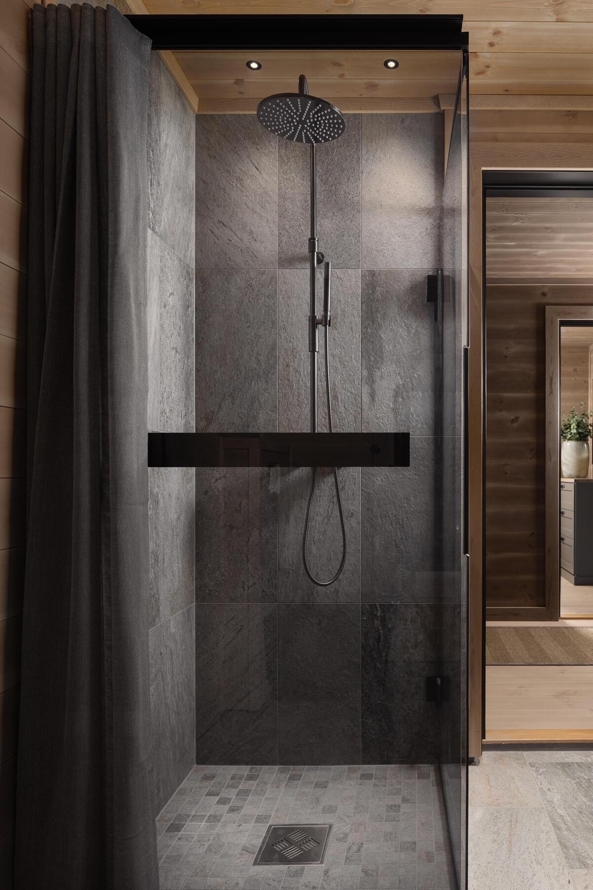 Foto fra bad i visningshytte Rognli med oppstue på Hellerudsletta Galleribilde