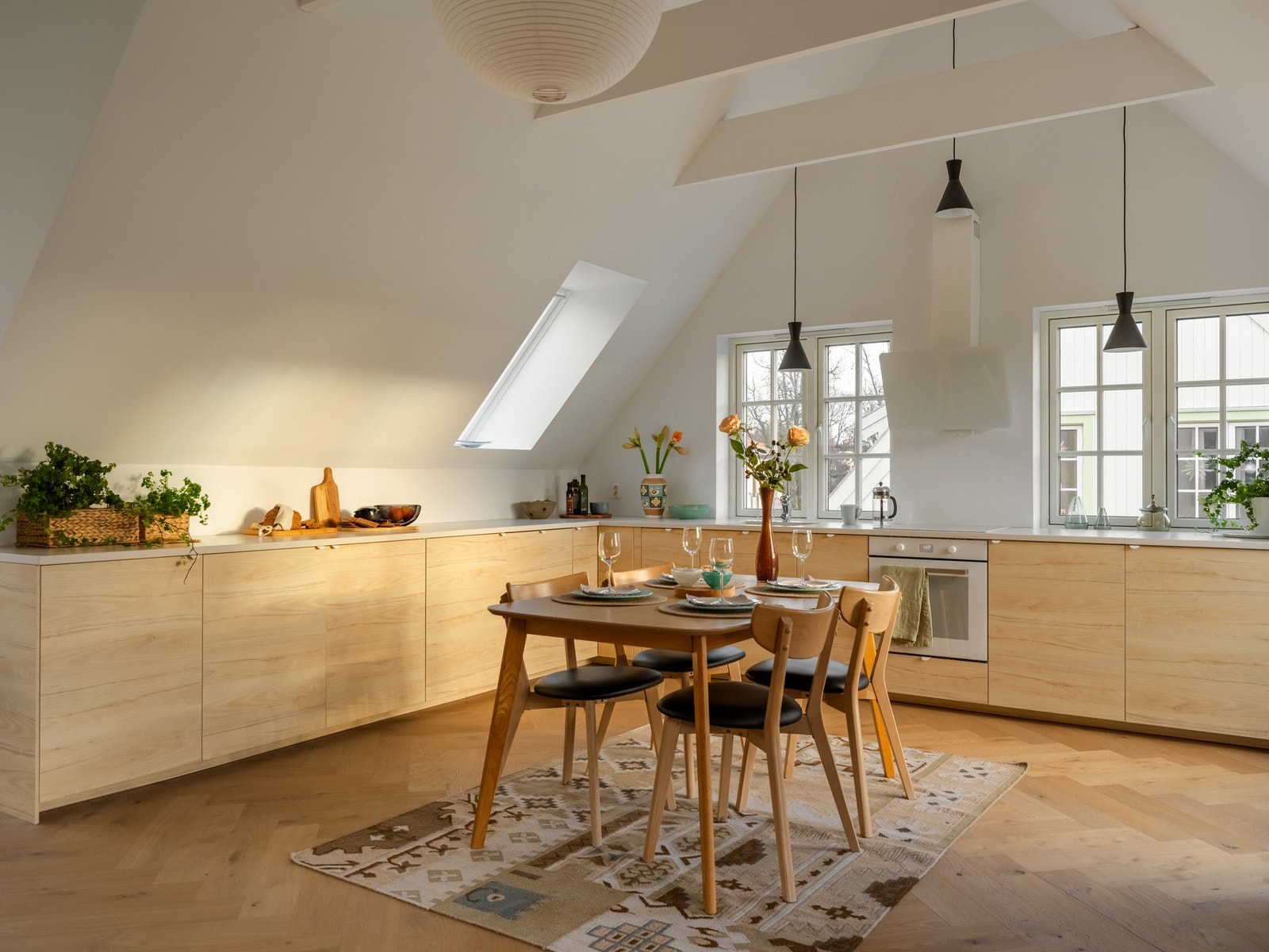 Kjøkkenet er stort og åpent, og med god plass til stort spisebord. Galleribilde