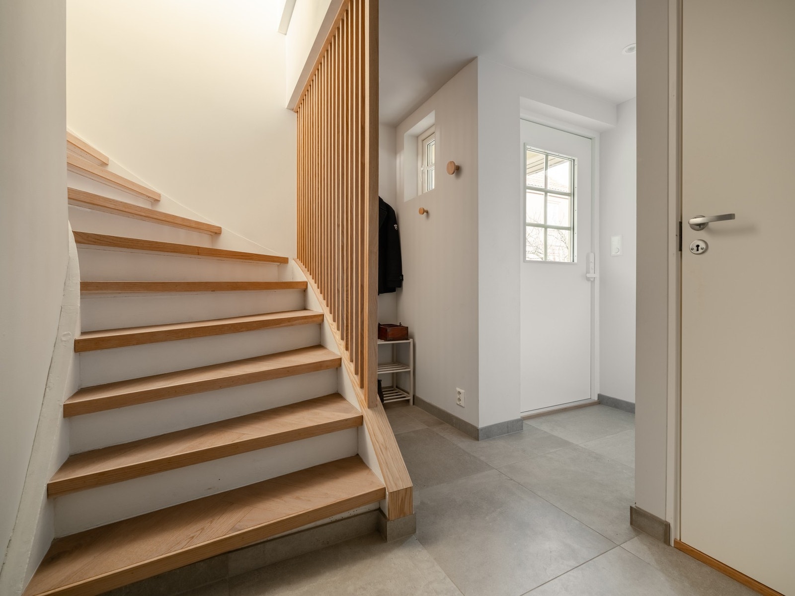 Nå er vi nede i entréen, som også er helt ny og bygget ut i 2023. Det er varmekabler under de fine flisene. Galleribilde