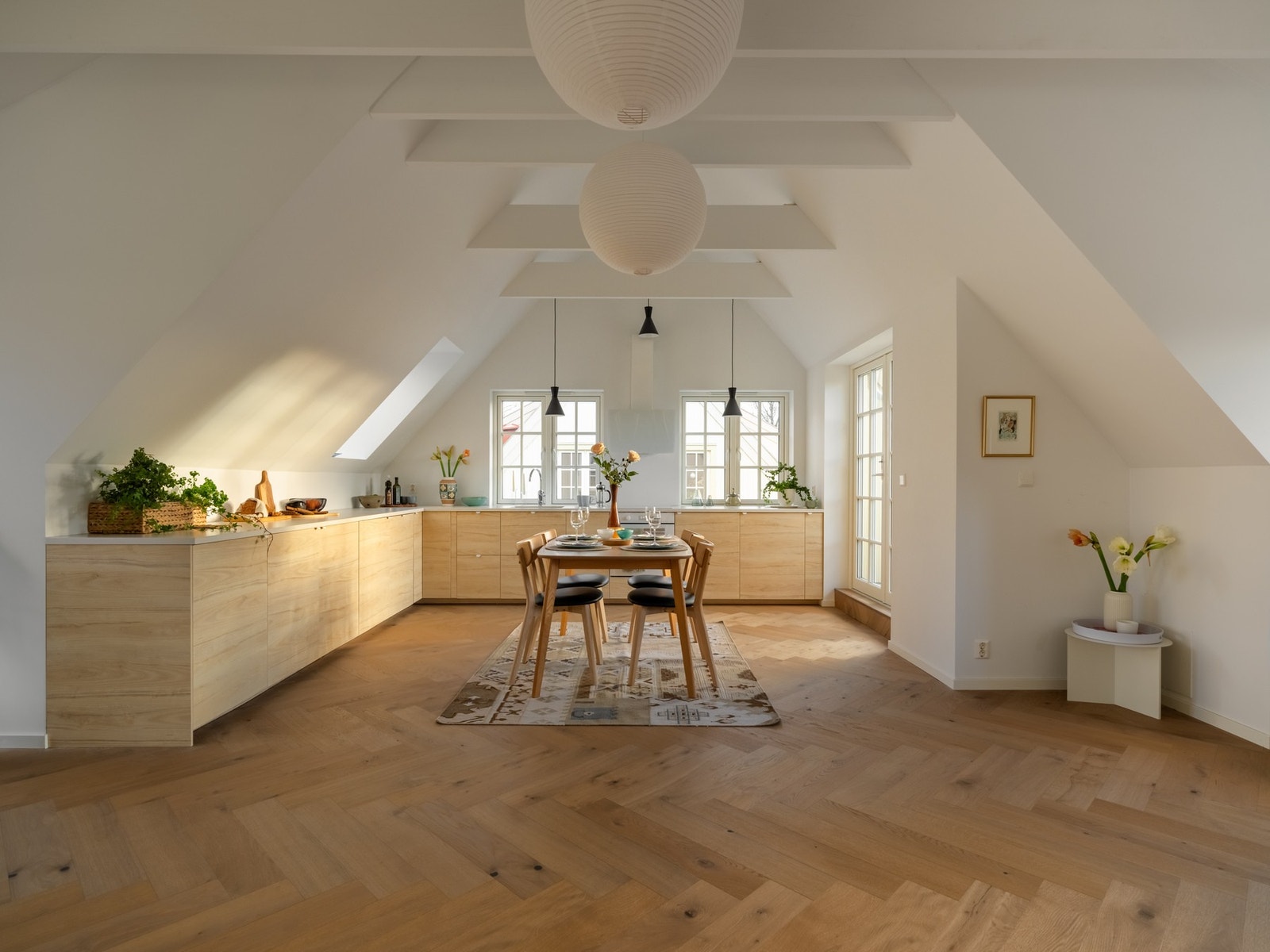 Dette har et helt magisk volum, med full takhøyde og synlige bjelker. Galleribilde