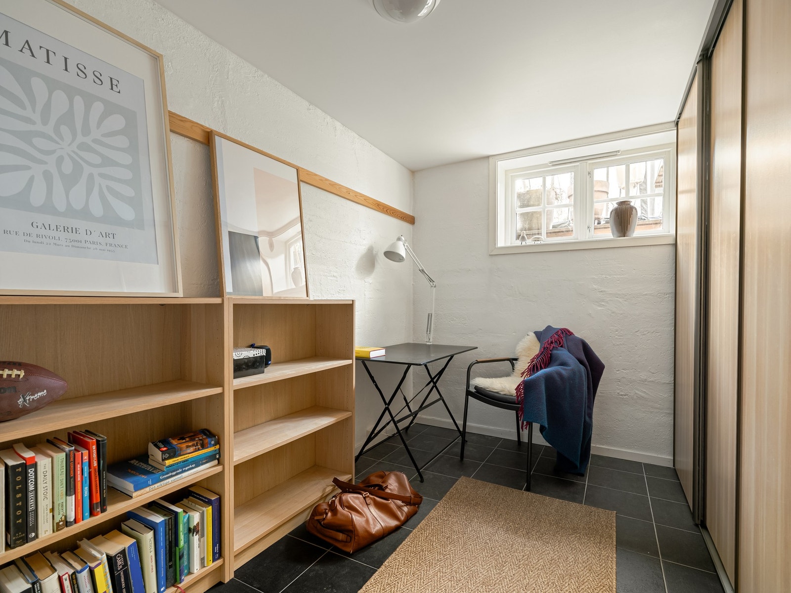 Ett av to soverom her nede, og dette brukes i dag som kontor. Galleribilde