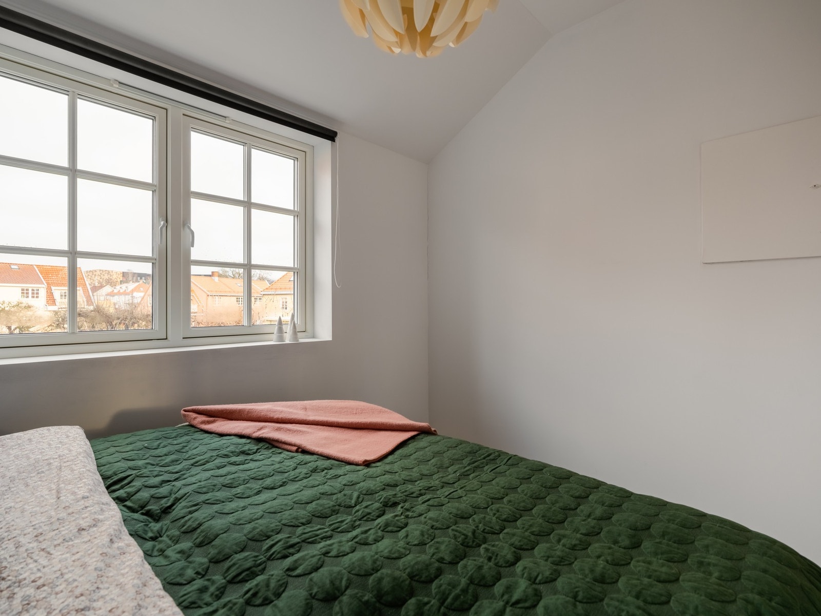 Et koselig soverom, med vindu mot helt rolig område. Ikke det at det bråker på andre siden heller akkurat. Galleribilde
