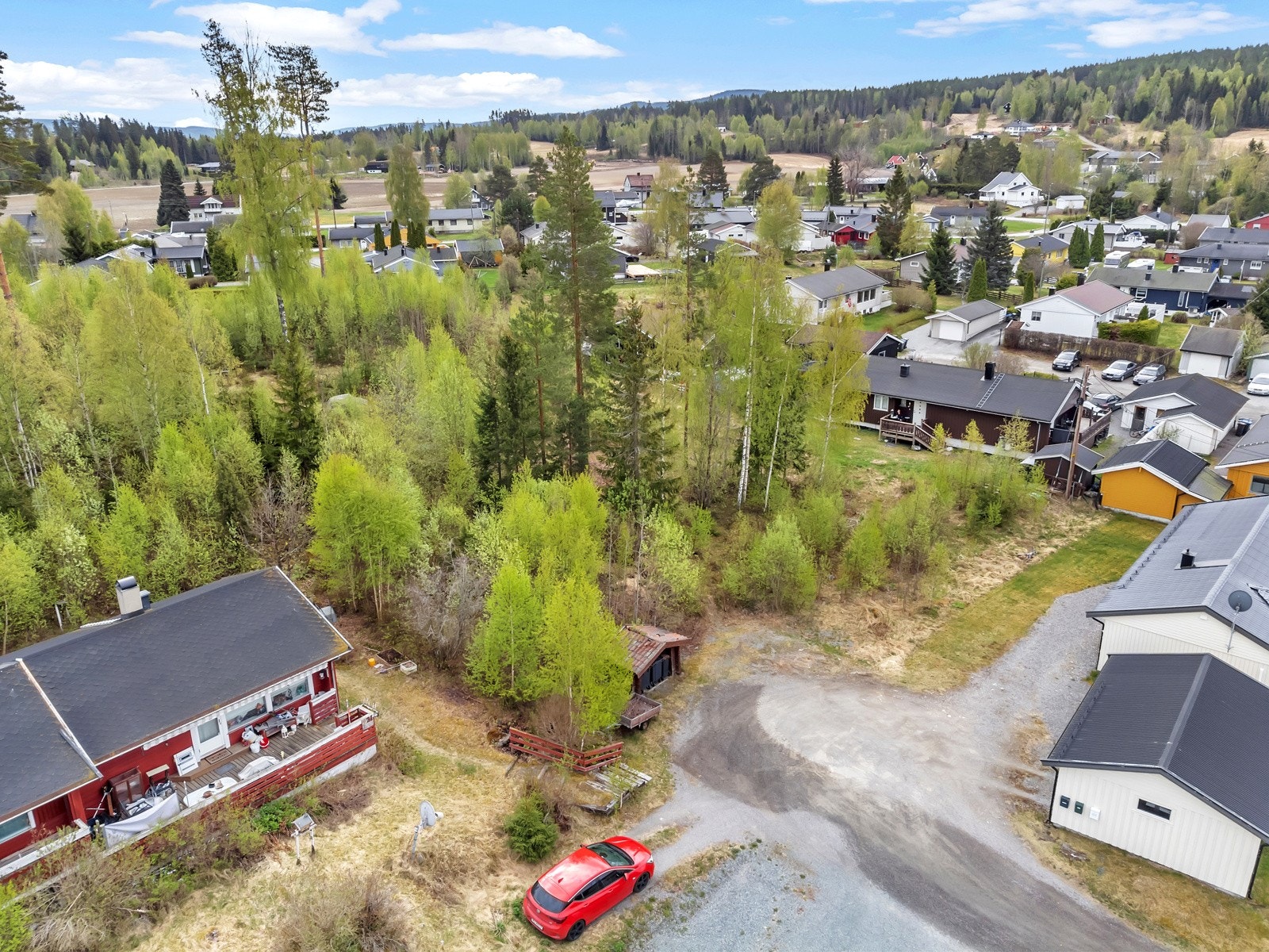 Fra tomten er det kort vei til barnehage og skole. Kun 10 minutter i bil til Kongsvinger og Skarnes. Galleribilde