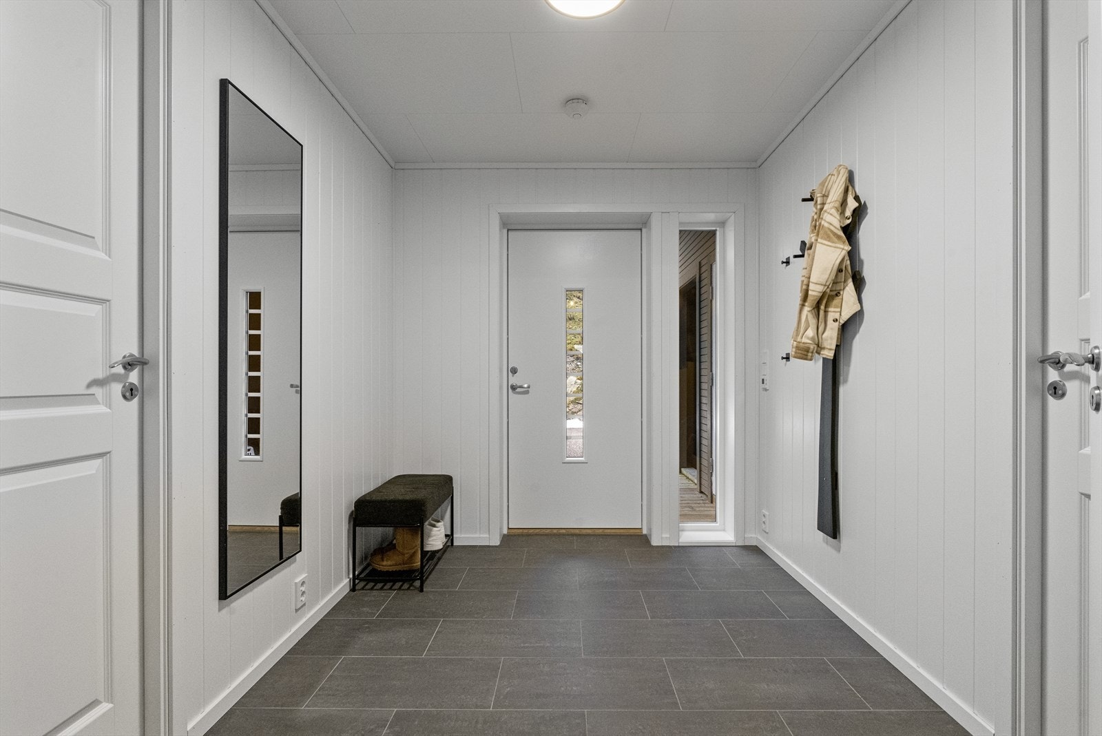 Flislagt entre med varmekabler i golv - velkommen inn! Galleribilde