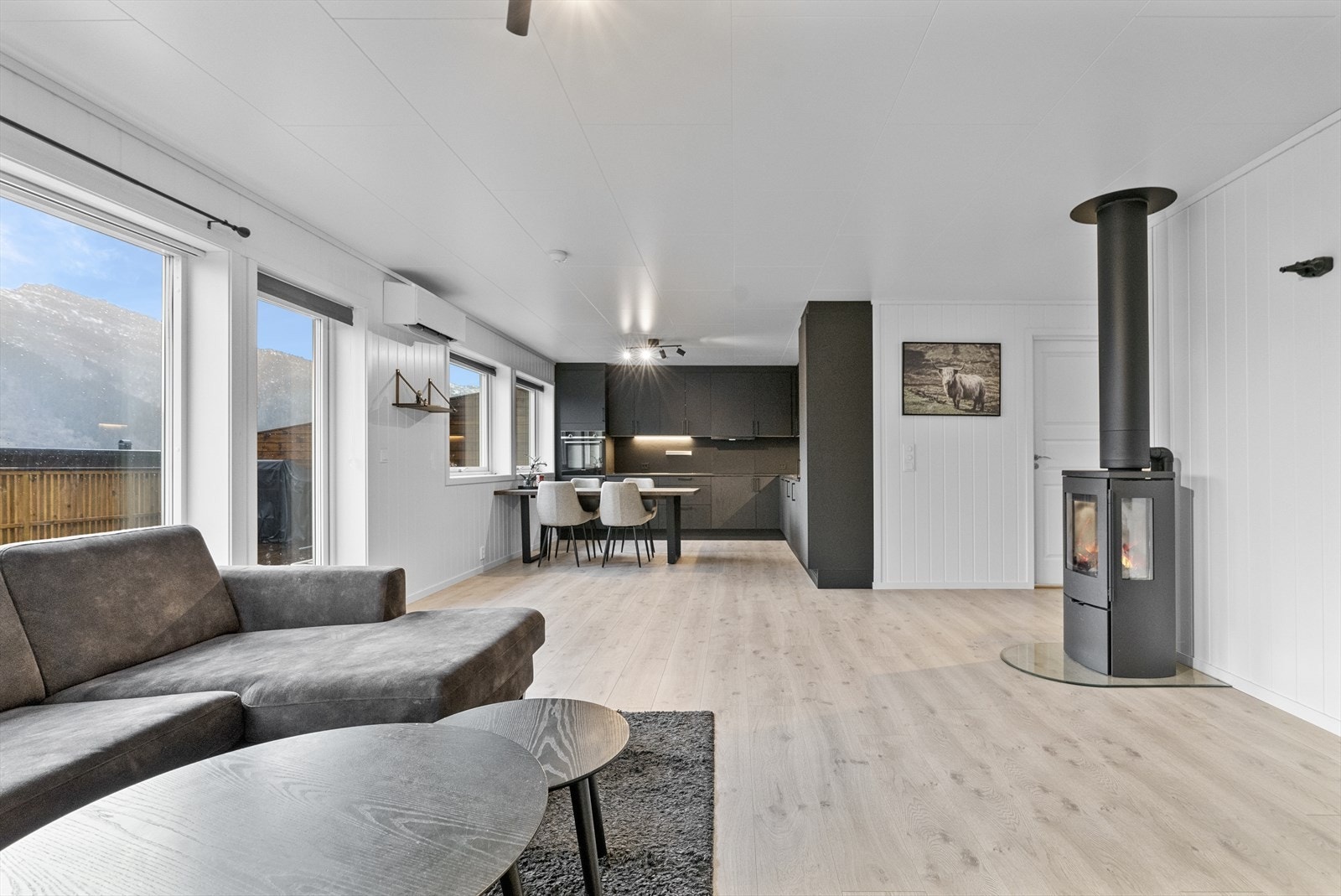 Stove og kjøkken er i opa løysing Galleribilde