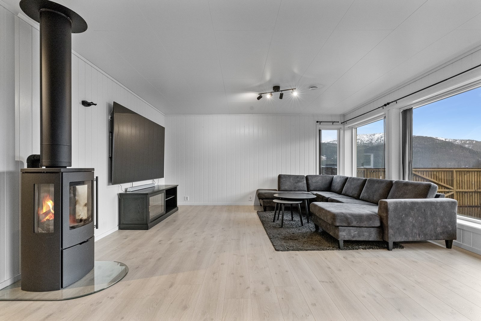 Stova er av god størrelse - vegghengt TV følg med i salget Galleribilde