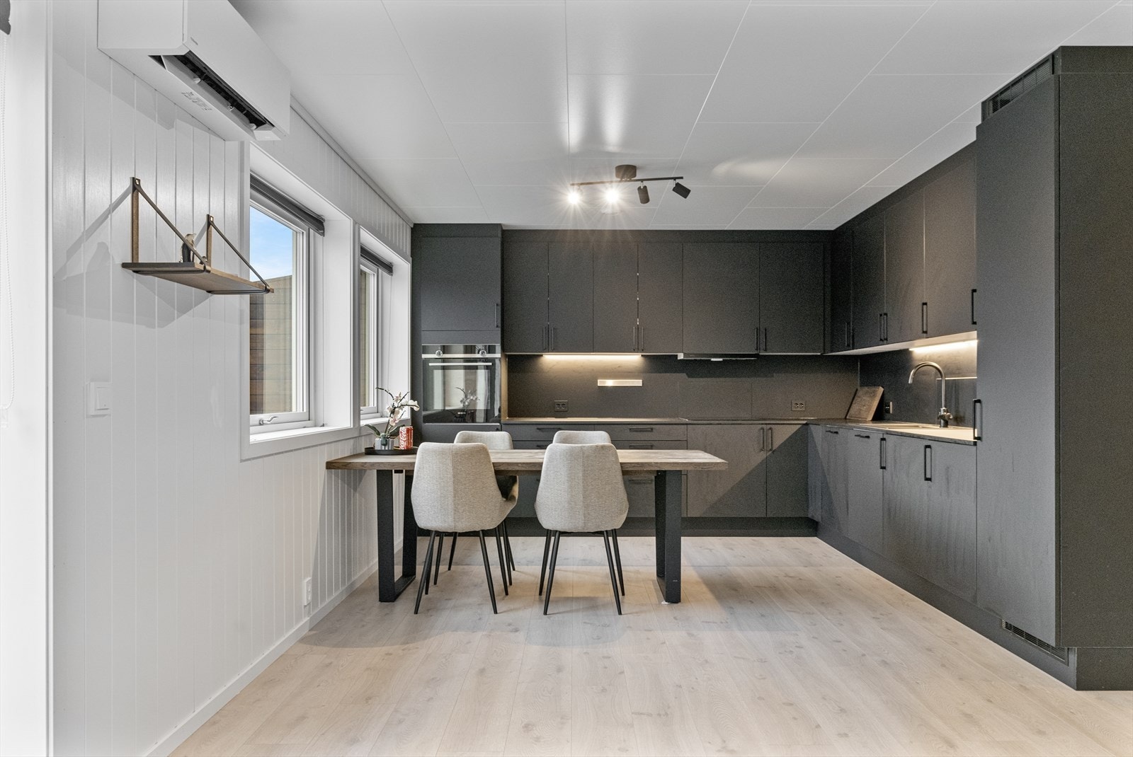 Påkosta kjøkkeninnreiing frå HTH med matt svart finish og integrerte kvitevarer Galleribilde