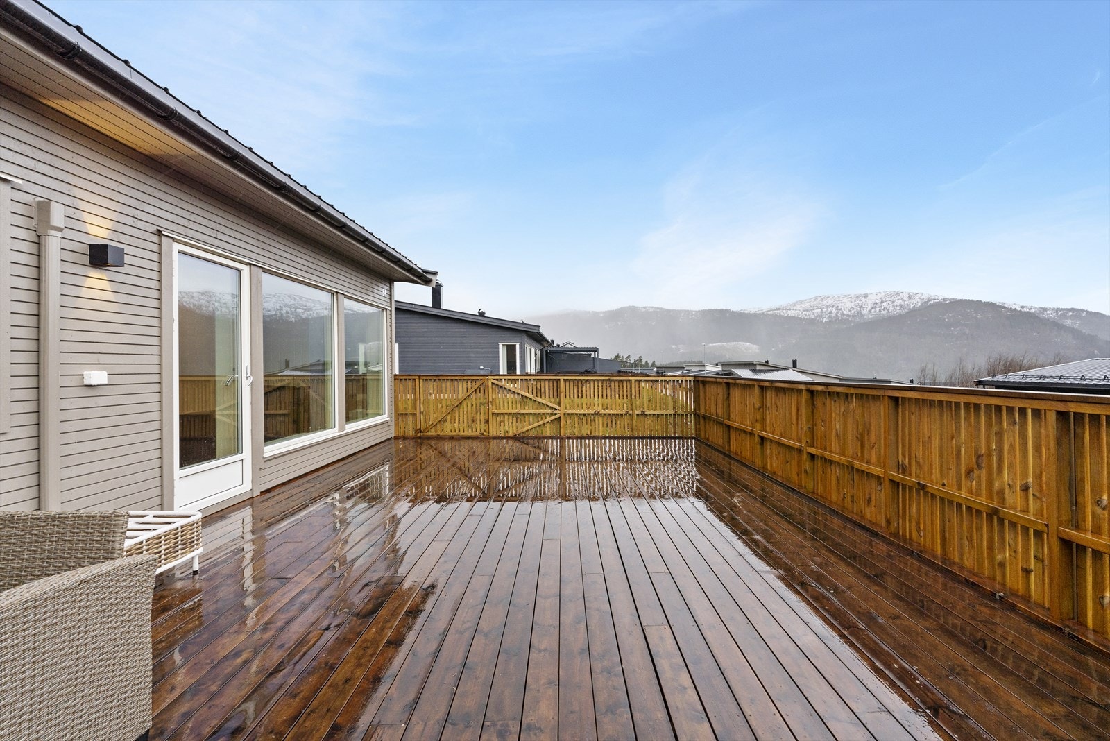 Usjenert terrasse med plass til fleire sittegrupper Galleribilde