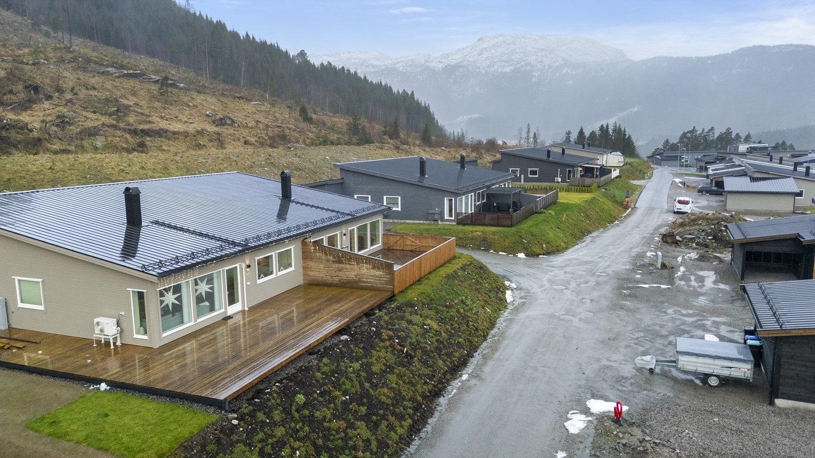 Bustaden ligg øverst i Steiafeltet i sameige beståande av 3 tomannsbustader Galleribilde