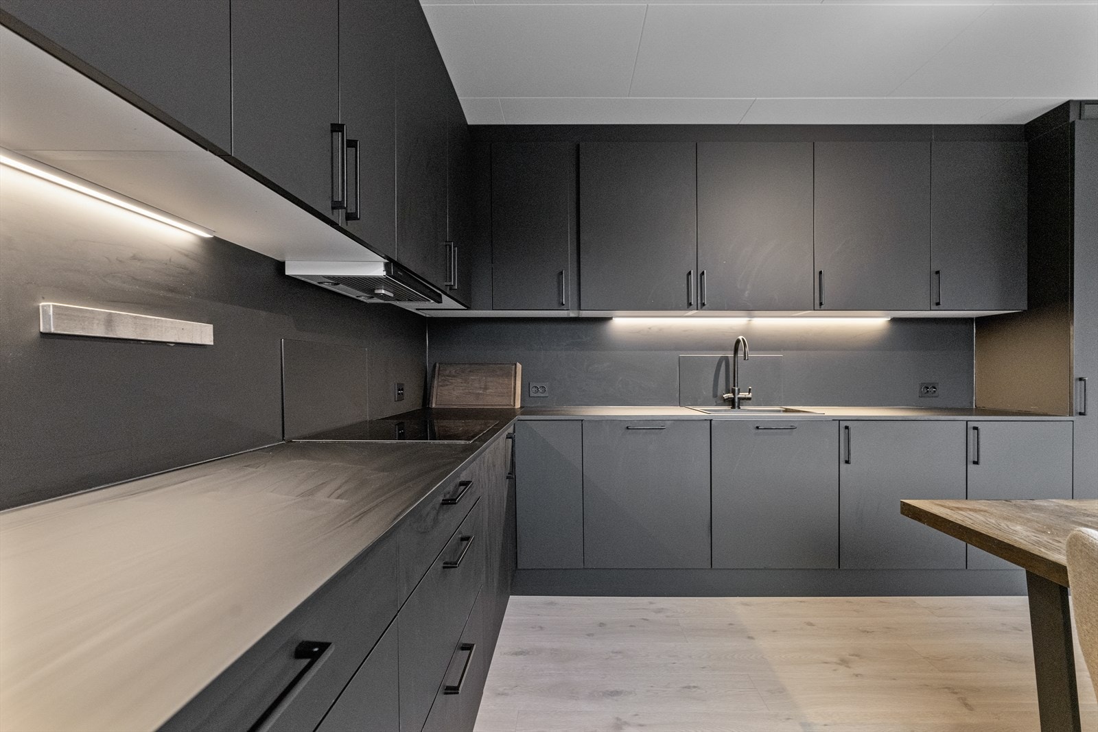 Innreiinga er av god størrelse med mykje skap- og benkeplass Galleribilde